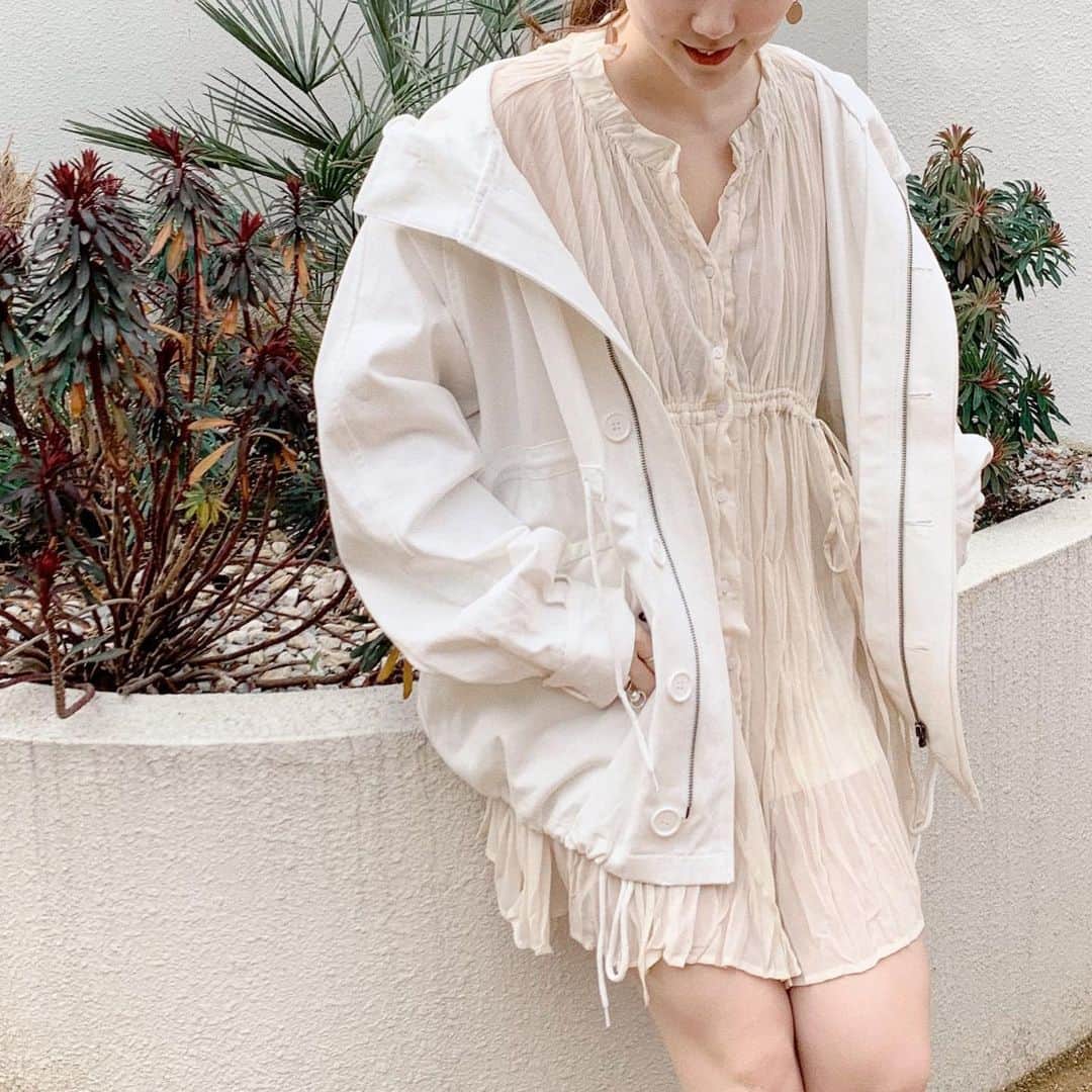 mina hinokuchiのインスタグラム：「. 早く春アウター欲しい〜♡ まだ寒いけど、チコのアウターは袖にボリュームあるもの多いから、中にたくさん着込んで今から着ちゃう！🌼 このアウターは今週入荷予定です♪♪ . #whoswhochico #salonbychico #モッズコート #春アウター　#白コーデ」