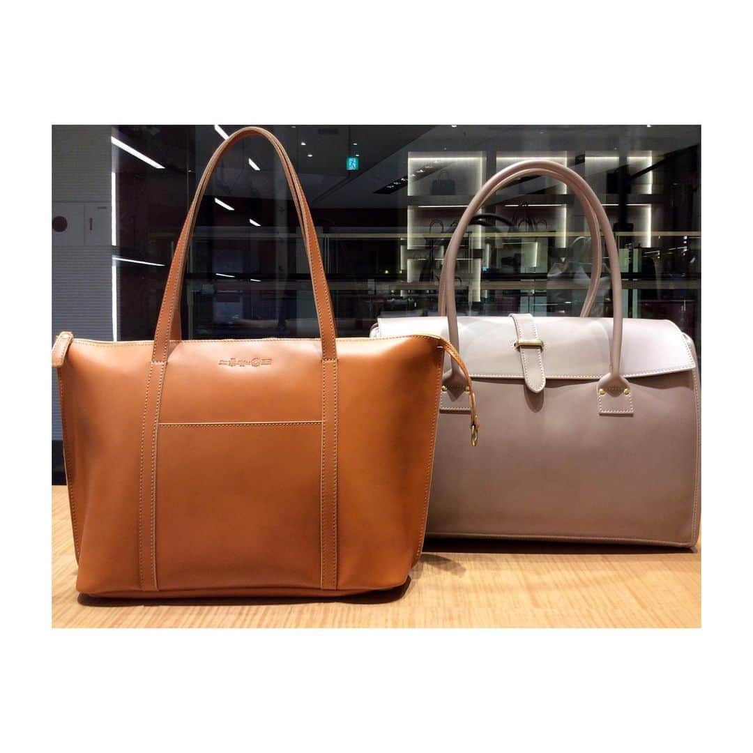 Felisi Japan 〔フェリージ〕さんのインスタグラム写真 - (Felisi Japan 〔フェリージ〕Instagram)「【フェリージ 名古屋店】 . ナチュラルでクリーンな見た目なのに、撥水加工が施られた軽量の新レザー（マテリアル記号 : BU）を使用した新作のトートバッグ。 . Model No. 20/21/BU（left） Model No. 20/23/BU（right） . . . #felisi #bag #totebag #SS20 #newcollection #milano #brera #フェリージ #2020年 #春夏コレクション #ブレラライン #撥水レザー #トートバッグ #ビジネストート #レザーバッグ #バッグ #ミッドランドスクエア」1月27日 19時37分 - felisi_japan