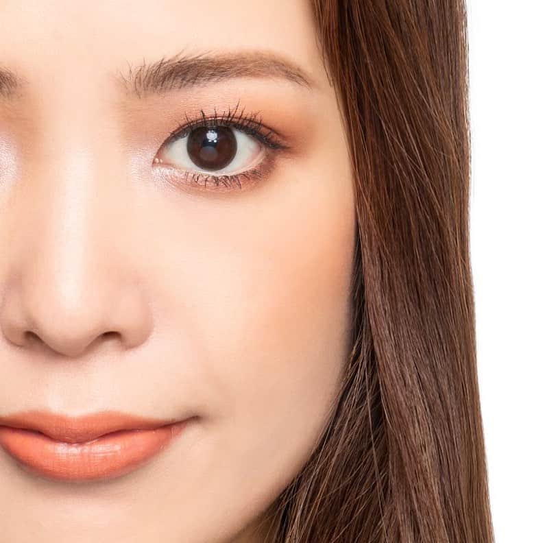 M∙A∙C Cosmetics Japanのインスタグラム：「ㅤ 丸みのある目をメイクで手に入れるには、黒目の下に 重点的にブラウンを重ねるのがポイント👆✨ ㅤ インサイドに明るい色を入れ、 アイラインはペンシルとリキッドで丁寧に施して✨ ㅤ ㅤ ↓↓使用メイン製品↓↓ [EYE SHADOW] エクストラ ディメンション アイシャドウ [ア ナチュラル フラート] スモール アイシャドウ [ソフト ブラウン] スモール アイシャドウ [アンティークト] [EYE LINER] ブラシストローク ライナー [ブラシブラウン] テクナコール [ブラウンボーダー] スタジオ クロマグラフィック ペンシル [NC15/NW20] [MASCARA] オート & ノーティ ラッシュ [オート & ノーティ ブラウン] ㅤ ㅤ MAKE UP AND MODEL： M·A·C ARTIST NAGISA ASAKURA @shibuya_scramble_mac PHOTO: @takaki_iwata ㅤ #MACCosmeticsJapan #MACコスメ #MACCosmetics #コスメ #メイク #美容 #ブラウンメイク #アイメイク #アイシャドウ #デパコス #メイクアップ #冬メイク #メイク講座 #お気に入りコスメ #eyemakeup #eyeshadow #beauty #makeup #cosmetics」