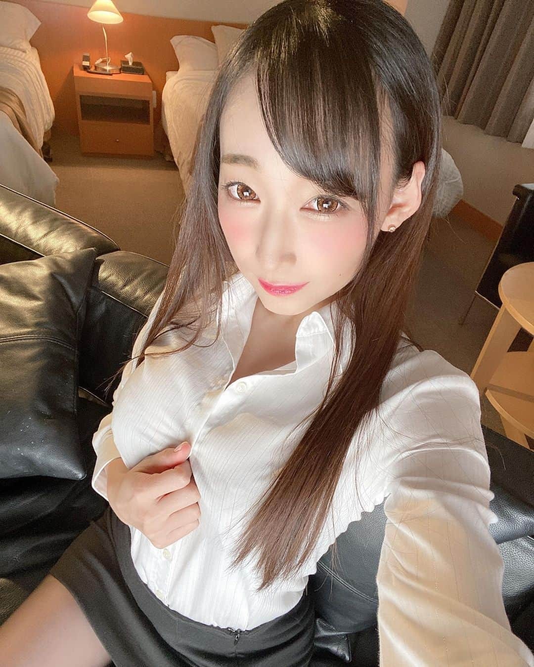 蓮実クレアさんのインスタグラム写真 - (蓮実クレアInstagram)「現場衣装VS現場用私服  現場用の私服は楽ちんがモットー  #蓮実クレア #撮影 #プレミアム」1月27日 19時44分 - hasumi_kurea