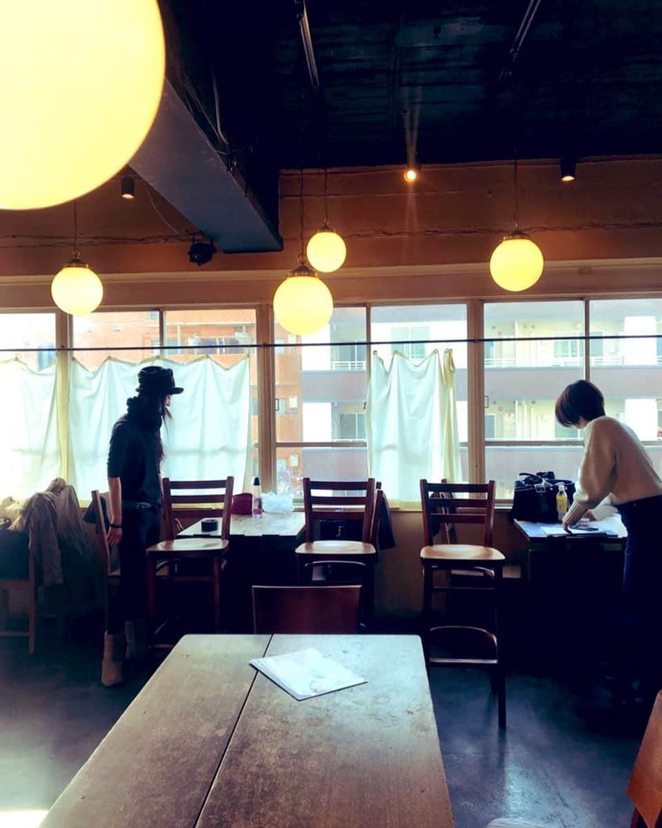 真崎ゆかのインスタグラム：「稽古っぽくない写真だけど稽古の様子。笑 お洒落な空間で稽古させてもらってます☺️ ・ #PUNKBANK #PUNKBANK第五回公演 #側 #稽古 #kongtong #パンとライスはどちらになさいますか？#秋草瑠衣子 #末冨真由 #土肥麻衣子 真崎ゆか #今回はこの4人で #舞台 #芝居 #bargarigari #池ノ上駅」