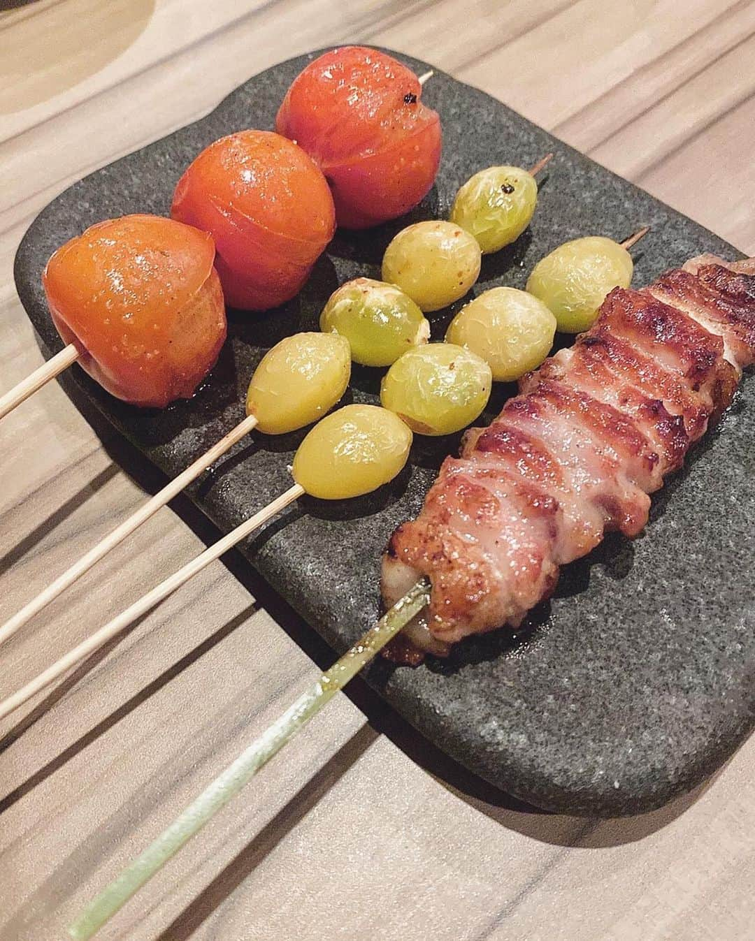 布川桃花さんのインスタグラム写真 - (布川桃花Instagram)「神楽坂の焼き鳥 ○政でディナー🍽﻿ ﻿ 塩と特製ブレンド胡椒で味付けされた﻿ 甲州信玄鶏を備長炭で焼きあげた﻿ 焼き鳥たちがたまらなく美味しかった🥺💗﻿ ﻿ 絶妙な焼き加減のささみ焼きや﻿ 外はパリッと中はジューシーなぼんじり﻿ 何本でも食べられる皮、ねぎ間などなど。﻿ 何を頼んでも裏切らない美味しさ👏🏻﻿ 野菜の串焼きも美味しかったなあ❤︎﻿ ﻿ お酒に合う逸品料理も豊富。﻿ 石焼ポテトサラダは目の前で仕上げてくれて﻿ チーズたっぷり、出来立てあつあつ！﻿ ﻿ お店も落ち着いた空間でゆっくりできた😌﻿ 神楽坂 焼き鳥で検索してみてね〜！﻿ ﻿ 🗣○政﻿ 東京都新宿区神楽坂2-21﻿ サンアセント木村ビル B1F﻿ ﻿ Casting by @woomy.restaurant  #momoka_gourmet﻿ #まる政 #PR」1月27日 19時46分 - momoka_fukawa