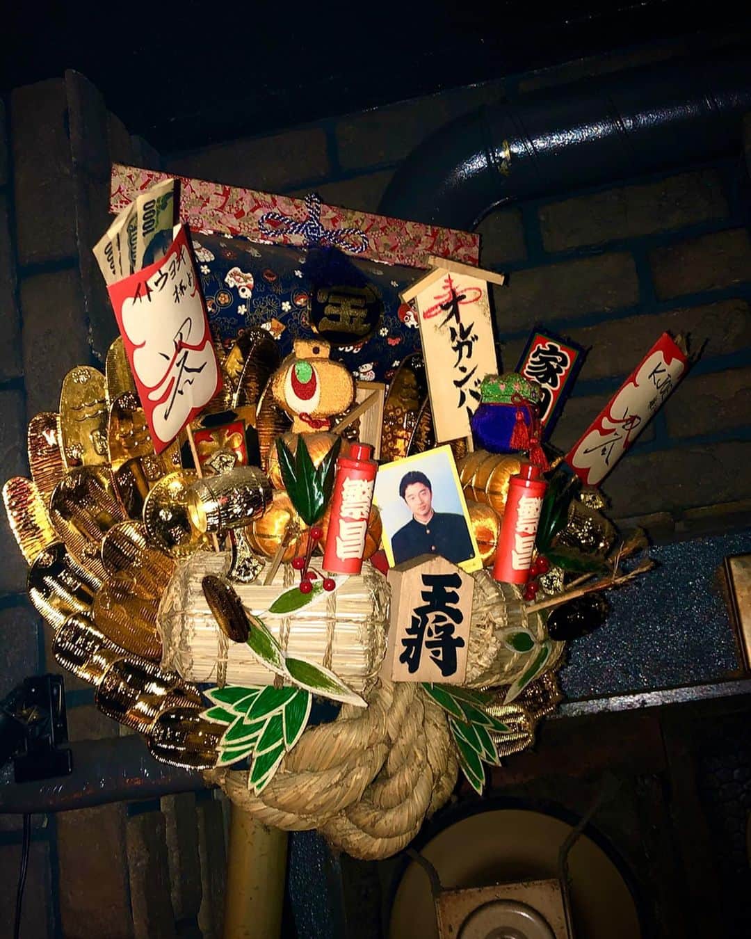 ZEN-LA-ROCKのインスタグラム：「👀発見👀 渋谷オルガンバーに行ったら熊手に差してある写真に注目‼️ 誰だこれ🤣🤣🤣 2003年のフライヤーでしたっ メンツがやべぇぇぇぇぇ . . 兎に角、昨夜はリョウイチおめでとーーーー！！！ まだまだPARTYを続けよう！！！ この面子っ このやり方っ . . で、明日火曜は台湾からFNCYのMV撮影時にもお邪魔した『赤緑』からRiu氏が参戦ですっ y/e/p」