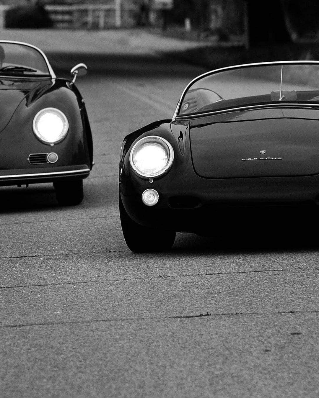 epidemic_motorsさんのインスタグラム写真 - (epidemic_motorsInstagram)「𝗕𝗹𝗮𝗰𝗸 & 𝗪𝗵𝗶𝘁𝗲 𝗼𝗻 𝘁𝗵𝗲 𝗿𝗼𝗮𝗱...✨via @gentlemanmodern ‘55 #Vintage Porsche 550 Spyder 𝗩𝘀 ‘57 Porsche  356 #Speedster 1600 Super #GentlemanModern  #Porsche #Porsche356 #Porsche550 #vintagecar  #blackandwhitephotography」1月27日 19時49分 - epidemic_motors