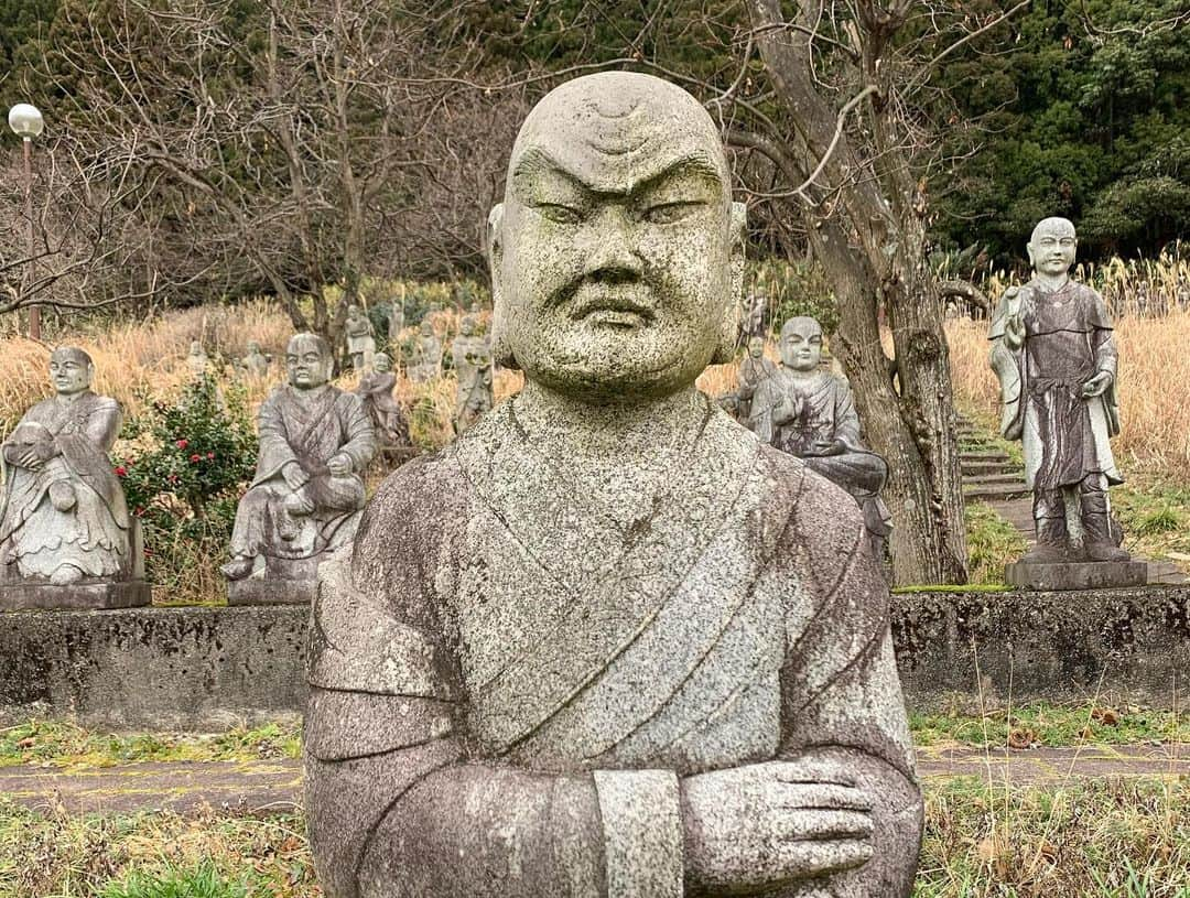 佐藤大樹さんのインスタグラム写真 - (佐藤大樹Instagram)「富山県の知る人ぞ知る珍スポットへ行ってきました‼️ 総工費六億円、石像の数約1000体！突き抜けたスケールでおおくりしてるこちらは石仏の森です🗿 こわいよっ‼️ #富山 #大沢野 #石仏の森」1月27日 19時50分 - kumamushi_sato