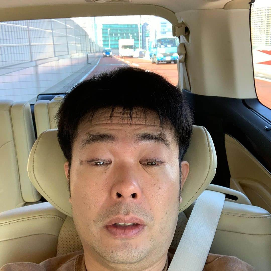西川晃啓のインスタグラム：「気絶月曜日  のんびり過ごして気絶  #あるある探検隊#レギュラー#気絶#気絶の日々#ギャグ#月曜日#週明け#極寒#のんびり」