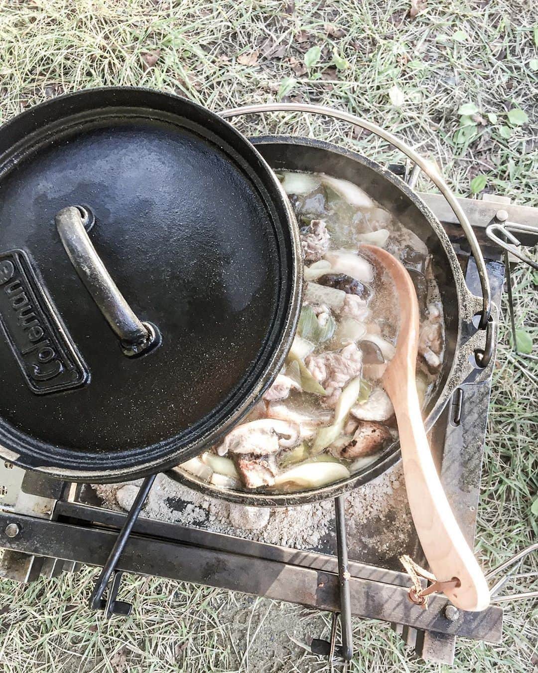 Coleman Japanのインスタグラム：「冬キャンプはダッチオーブンでじっくりコトコト煮込み料理がおすすめ😋 ・ 心も体もポカポカに♪ ・ 📷：@chikaanuts さん 素敵なお写真ありがとうございました✨ ・ ━━━━━━━━━━━━━━━━━ #私のコールマン や #私のコールマンレシピ を付けて投稿して頂いた中から素敵なお写真は、コールマン公式SNSでご紹介させて頂きます♪ ━━━━━━━━━━━━━━━━━ ・ ・ ・ #灯そうColeman #灯そうコールマン #灯そう #Coleman #コールマン #Tent #テント #Camp #キャンプ #Outdoor #アウトドア #焚き火 #焚き火料理 #ダッチオーブン #煮込み料理 #冬キャンプ  #アウトドア料理 #アウトドア飯 #キャンプ飯 #キャンプご飯 #キャンプ料理 #キャンプごはん #アウトドアレシピ #キャンプレシピ」