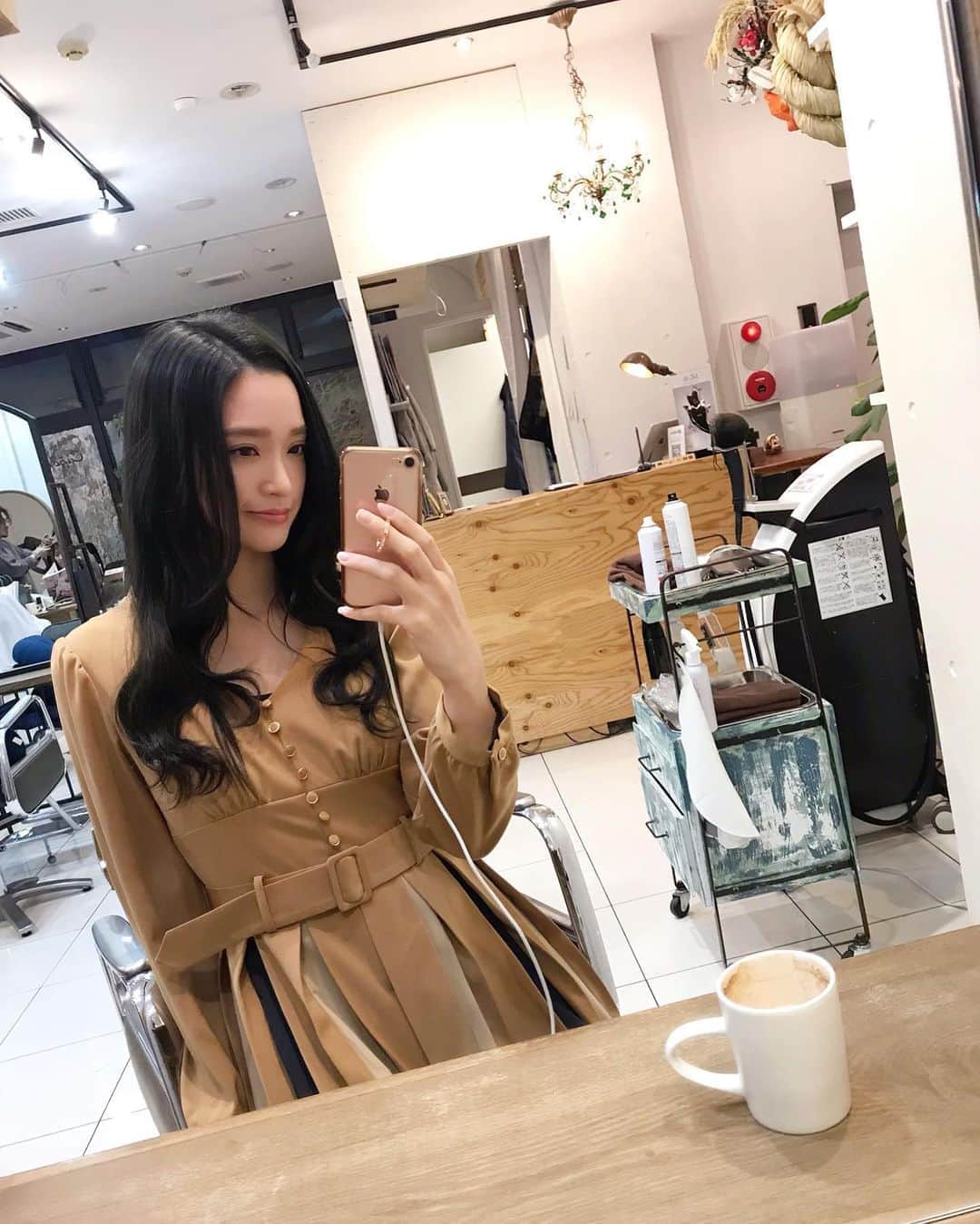 のインスタグラム：「@cupola_omotesando さんでヘアメンテしてきました❣️ マットなオリーブカラーを濃いめに入れてトリートメントで今回もサラツヤに😳✨ 仕上げは、私も愛用させて頂いているヘアトリートメント⭕️✖️スプレーでツヤ感のあるスタイルになりました✨(使用感は画像4枚目) @cupola_tatsuma さんいつも有難うございます😊  #hair #hairsalon #cupola #cupolaomotesando #ヘアトリートメントスプレー #マルクス #クーポラ #クーポラ表参道」