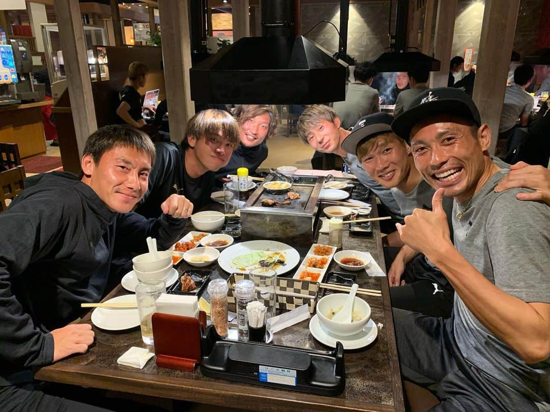 森脇良太さんのインスタグラム写真 - (森脇良太Instagram)「みんなで #焼肉 🍖🍖🍖 ・ 楽しい時間はいつどんな時だって必要だね😆👍 何時間あっても話は尽きないよ😂笑 ・ #会話 #コミュニケーション ・ ・ 森脇にとって会話はどんな #アイテム よりも大事だね😊 ・ そんな事よりも大吾くん…また口の中がパンパンやないかい🤣🤣🤣 @kyotosanga_official  #京都サンガ #チーム #team  #黒木恭平  @daigo___d5  #荒木大吾  @yutaka_soneda  #曽根田穣  @moriwaki46_official  #森脇良太  @takaman.27  #飯田貴敬  @kkazaki_19  #中川風希  #smile #笑顔  #時差スタグラム  #今を全力で生きよう」1月27日 20時12分 - moriwaki46_official