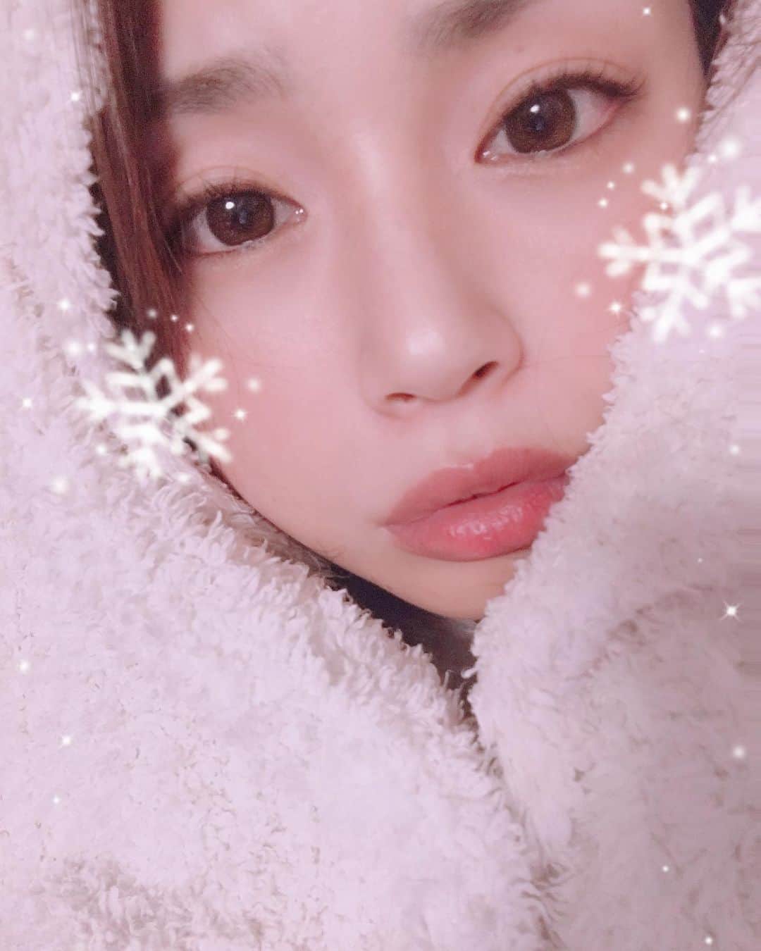 かすみりささんのインスタグラム写真 - (かすみりさInstagram)「🐰💕 ． すっごく寒いですね:;(∩´﹏`∩);: ． どのくらい雪降るかなぁ☃️ ． みなさん、気をつけてくださいね❄️ ． こんな寒い日は、おうちでぬくぬくしましょ🥰💓 ． #寒い#雪#ぬくぬく#風邪ひかないように#気をつけて#snow#love#happy#❤️#☃️#❄️」1月27日 20時23分 - risa_kasumi