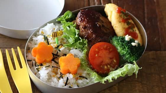 にぎりっ娘。のインスタグラム：「* 子供弁当作りました。 ハンバーグはビニール袋でこねこね。 洗い物も少ないよ！ 卵1個分の半分はハンバーグに、 半分はオムレツに。 ハンバーグ焼いてる間にレンチン人参グラッセをつくれば、 朝から全部作っても、20分ほどで作れます😊 ・ レシピは本に載ってますよ〜❤️ ・ すみません、しつこく宣伝させて下さい‼️🙇‍♀️ 今月30日にお弁当本を出版します。 初出版記念としてお弁当箱のプレゼント企画をしています！ わたしが実際に息子のお弁当で使っていた、人気料理研究家の#ワタナベマキ　さんのアルミお弁当を抽選で10名様にプレゼント! 【応募方法】 にぎりっ娘の「はじめての子どもべんとう」のカバー写真をInstagramにハッシュタグ(#にぎりっ娘べんとう )を付けて投稿するだけです。  まだ応募者が少ないので、確率高いですよ〜‼️笑 ただし、子ども用になりますのでご注意下さいね！  問い合わせは、私のメッセージにおねがしいます。 決して出版社にはしないでね。 ・ 作成動画はYouTubeにて。 #お弁当中#お弁当#愛妻弁当#旦那弁当#手作り弁当#ランチ #簡単レシピ #lunch#lunchbox#obento#bento#japan #japanesefood #love #nofilter #foodstagram #food #foodporn #instagood #nigiricco#youtube #youtuber #yummy  #life #swag#healthyfood * お弁当作成動画配信中 youtube内検索で 「お弁当中」か「にぎりっ娘」で検索してね😘」