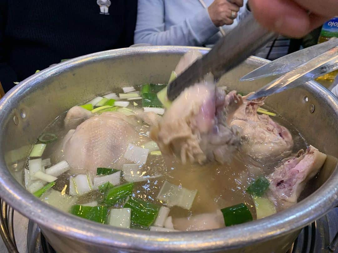 黒田アーサーのインスタグラム：「今日の晩御飯は毎回の定番！タッカンマリ鍋😍💕ここは裏切らない美味しさです❣️ #タッカンマリ  #鶏肉旨し #ダシが半端ない #ヘルシー」