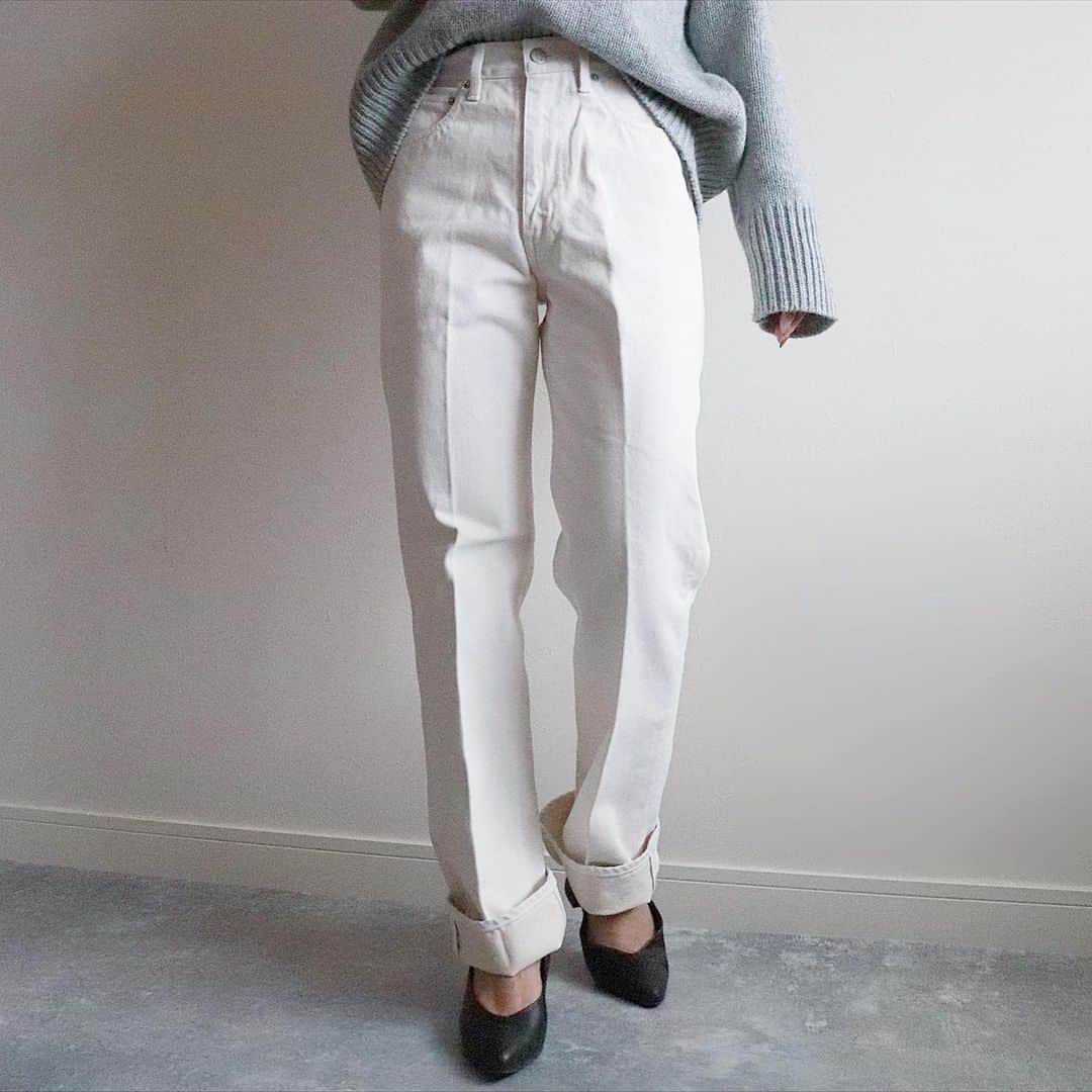makoさんのインスタグラム写真 - (makoInstagram)「2020.1.28 ・ もはやコーデに欠かせないホワイトデニム。 ・ @auralee_tokyo のホワイトデニムは、ハイウエストでセンタークリース入りだからカジュアルになりすぎず綺麗に穿けるのがお気に入り𓆃𓂃⸒⸒ ・ outer #elendeek knit #galerievie pants #auralee#iena bag #lavishgate boots #dholic ・ ハイウエストデニムには絶対手放せない#ギュギュギュ @gyugyugyu_lme ・ ウエストラインを綺麗に保てるように、そしてパンツの上にお肉が乗らないように👌🏻🙆🏻‍♀️ ・ そして新たにベージュカラーが出たそうです。 春夏のリネンパンツや明るい色のボトムに重宝すること間違いない✧✧ ・ #骨盤ショーツ#骨盤矯正」1月27日 20時31分 - _____ma.k.o