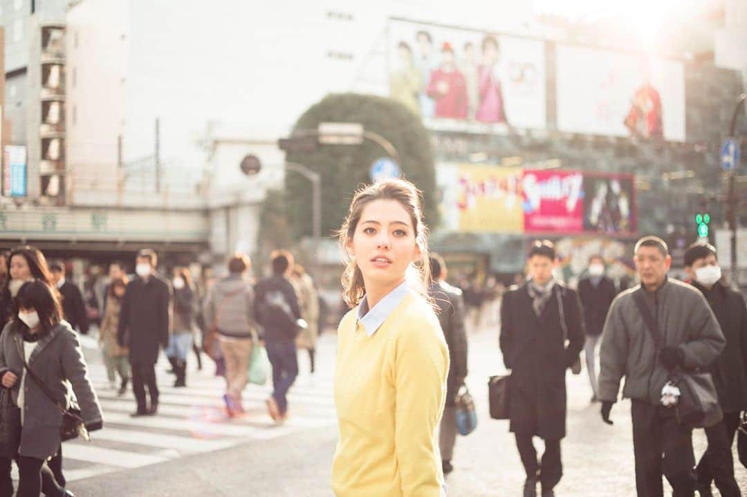 サンドバーグ直美のインスタグラム：「Where’s the ☀️? #Ineedwarmth #rainytokyo #shibuya #tbt #peoplehair」
