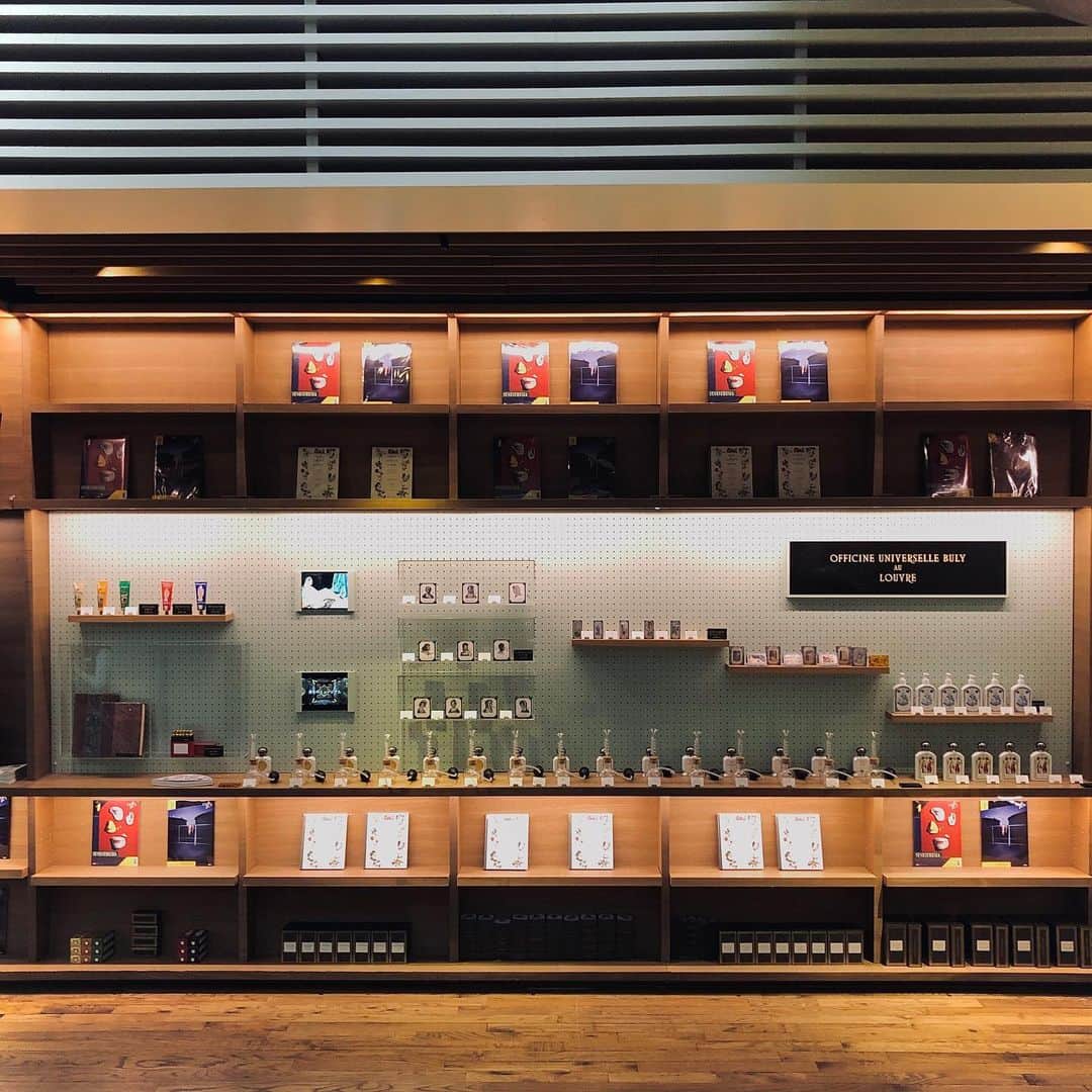 のインスタグラム：「【Officine Universelle Buly & Le Louvre at DAIKANYAMA TSUTAYA BOOKS】オフィシーヌ・ユニヴェルセル・ビュリーが昨年、世界でも他に例を見ないルーブル美術館とのエクスクルーシブなコラボレーションを実現させました。そのコラボレーションを記念して代官山 蔦屋書店２号館１階建築デザインカウンター側ギャラリーにてフェアを本日より2/17（月）まで開催いたします。 ・ フランスの著名な調香師８名がルーブル美術館所蔵の「ミロのヴィーナス」「サモトラケのニケ」等の代表的な８作品からインスパイアされた香りを創作。その香りを使用した製品はもちろんのこと、今回のフェアのために「オフィシーヌ・ユニヴェルセル・ビュリー」が特別にセレクションした、アート、ルーブル美術館に纏わる希少なヴィンテージの書籍やATLASフレンチ版もご紹介いたします。6月までの期間限定販売の貴重なルーブルコレクションを是非ご覧くださいませ。 ・ 【Officine Universelle Buly 】 1803年、フランス・パリに創業し、香り・美容法・衛生法の極意を提案してきた総合美容専門店。 ・ #officineuniversellebuly #officineuniversellebulyjapan #buly#lelouvre #ルーブル美術館 #ルーブルコレクション #daikanyamatsutaya #代官山蔦屋書店」