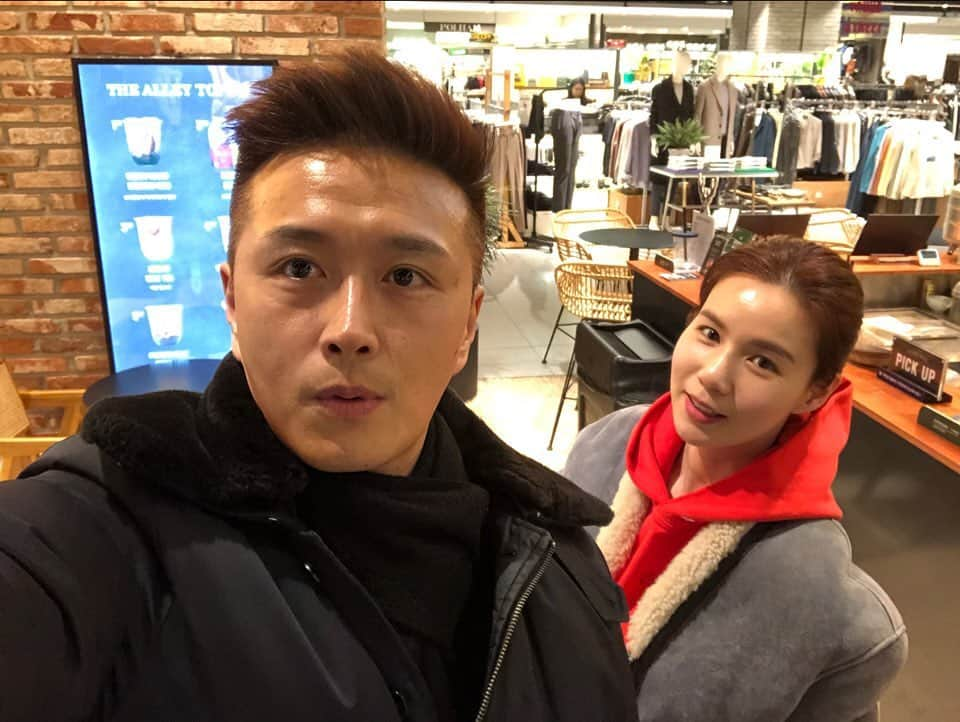 パク・シウンさんのインスタグラム写真 - (パク・シウンInstagram)「ㅎㅎ벌써#동상이몽 방송날이네여~😱 얼마나지나야 안떨릴까요?!🤣😅🤣 오늘은 #아빠#엄마#딸 온가족 출동‼️ . . 저희딸은 그저 평범한 대학생입니다~여러분의 딸이라 생각하시고 예쁘게 봐주시면 감사하겠습니다~🙇‍♀️😍🙇‍♀️ . . 조금이따 만나요~🤗💕 저는 졸다가 일어나야겠네요🙈🤣ㅎㅎ」1月27日 20時37分 - si_eun_0