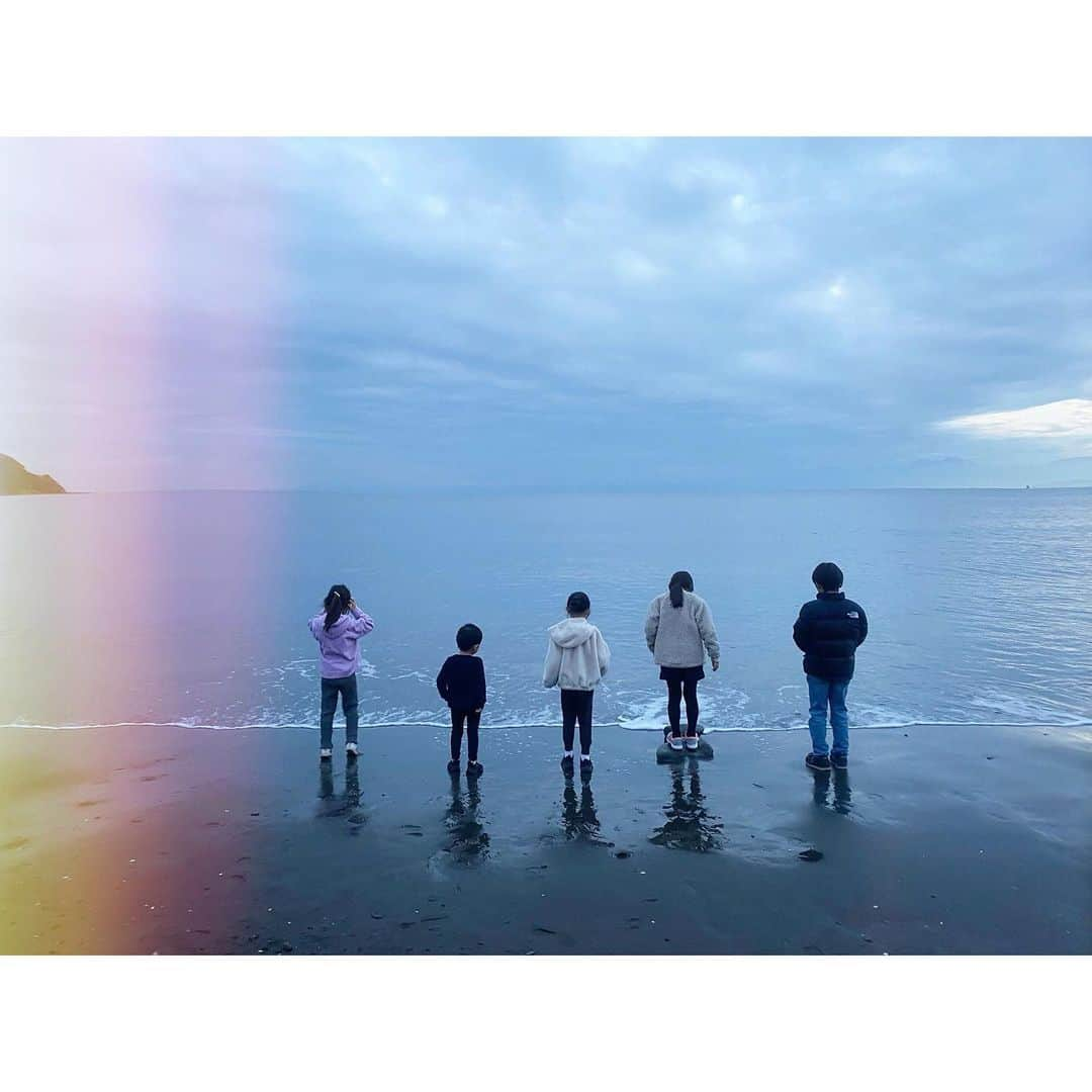 松本恵奈さんのインスタグラム写真 - (松本恵奈Instagram)「子供達の後ろ姿がなんだか逞く見え、胸がジーンとなりました。 みんなこれからどんな大人になっていくんだろう。 未来が楽しみ。 いつも後ろからそっと支えてあげれる、そんな存在でいたいな。  本当はあと2人いたんだけど走ってどこかにいっちゃいました。笑 そしてもちろん帰りは海水でビショビショです🤷🏻‍♀️👧🏻👦🏻 #チームVERY #大好き」1月27日 20時37分 - ena1123