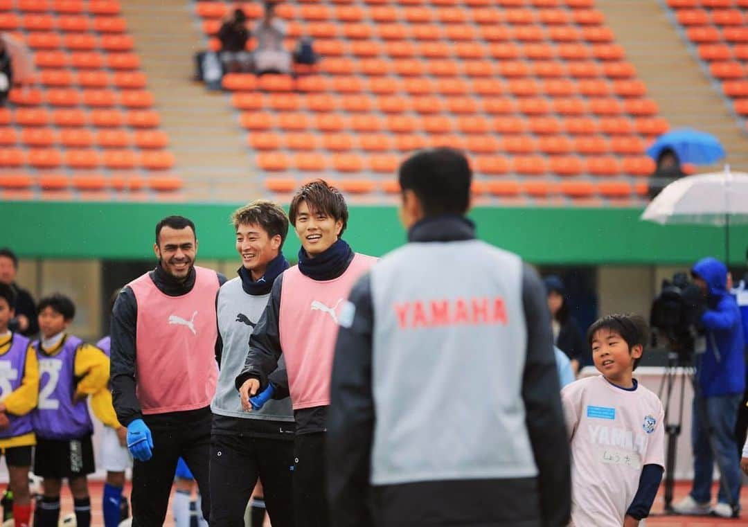 小川航基さんのインスタグラム写真 - (小川航基Instagram)「子ども達とサッカーしました〜 鹿児島キャンプの楽しみの一つ！  #ジュビロ」1月27日 20時37分 - koki4629