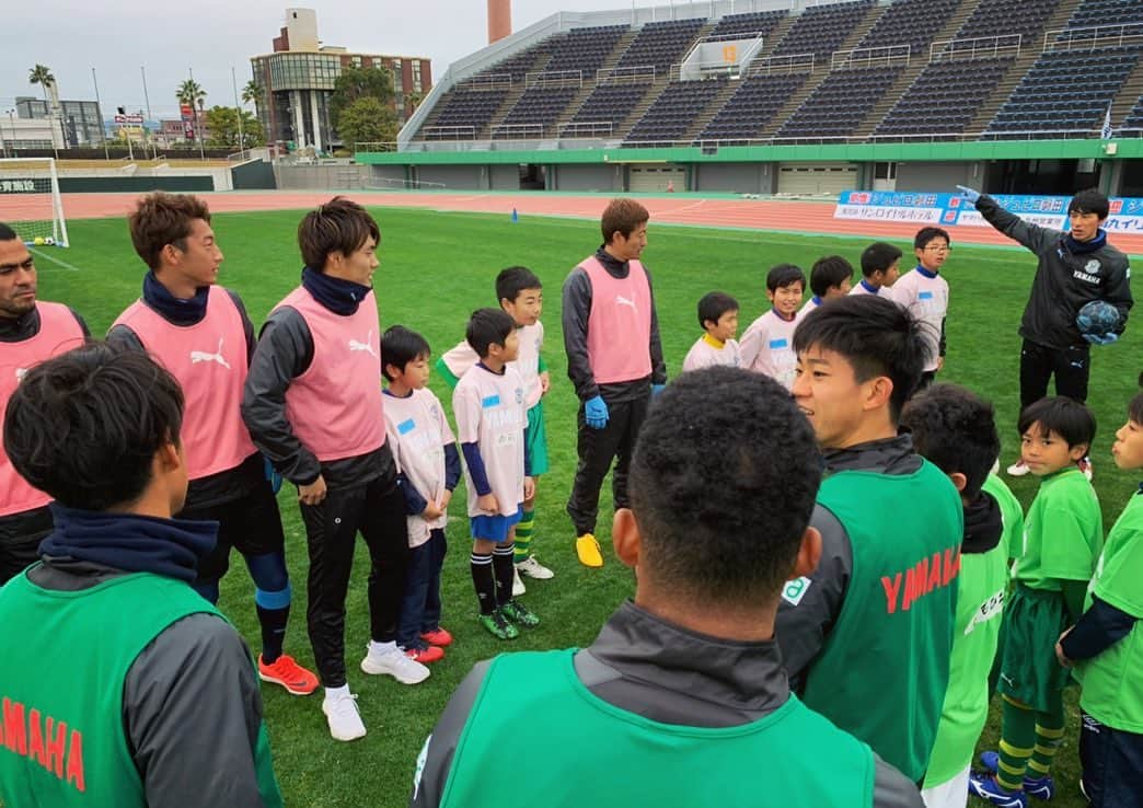 小川航基さんのインスタグラム写真 - (小川航基Instagram)「子ども達とサッカーしました〜 鹿児島キャンプの楽しみの一つ！  #ジュビロ」1月27日 20時37分 - koki4629