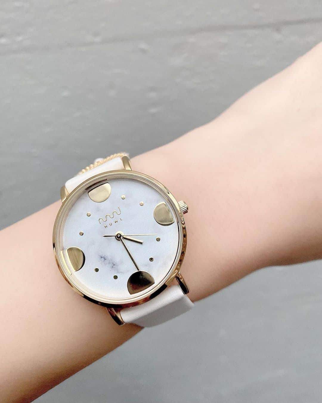 藤江れいなさんのインスタグラム写真 - (藤江れいなInstagram)「新しい腕時計🕰☺️ ( @nuwl_nuwl )のだよー🌟 大理石っぽいデザインが可愛いのよ！！！ 沢山使うぞ〜♡ #腕時計　#NUWL」1月27日 20時37分 - 01nyan0201