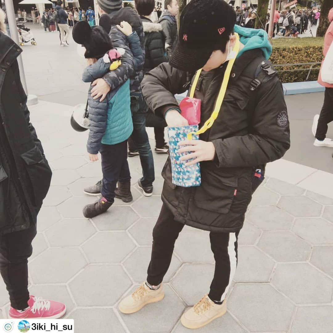 GLAZOSさんのインスタグラム写真 - (GLAZOSInstagram)「#repost . @3iki_hi_su様 ありがとうございます🤩💫 . . 🐭🎡🎠🏰 毎年恒例の誕生日ディズニー✨ 昼からインパだったけど、雨上がりで空いてた方だったかな！ 美女と野獣のエリアもほとんど出来てて夜は雰囲気が可愛かった～♡♡ ビッグサンダーが休止だったのが本当残念😩スプラッシュ2回連チャンで乗ったから結果オーライ✋ ★═━┈┈ #東京ディズニーランド#毎年恒例#シンデレラ城は改装中#スプラッシュマウンテン#モンスターズインク#家族#家族でお出かけ#息子#息子達#誕生日ディズニー#長男は私の服と靴#サイズが同じ#男の子コーデ#むすこーで #disneyland#tokyodisneyland#family#boys#glazos  入口のホテルはパパの知り合いの会社が改装してた✨シートにもディズニーのこだわりがあって職人ネタで盛り上がるww 職人には嫌がられるのがディズニー現場らしい。」1月27日 20時37分 - glazos_official