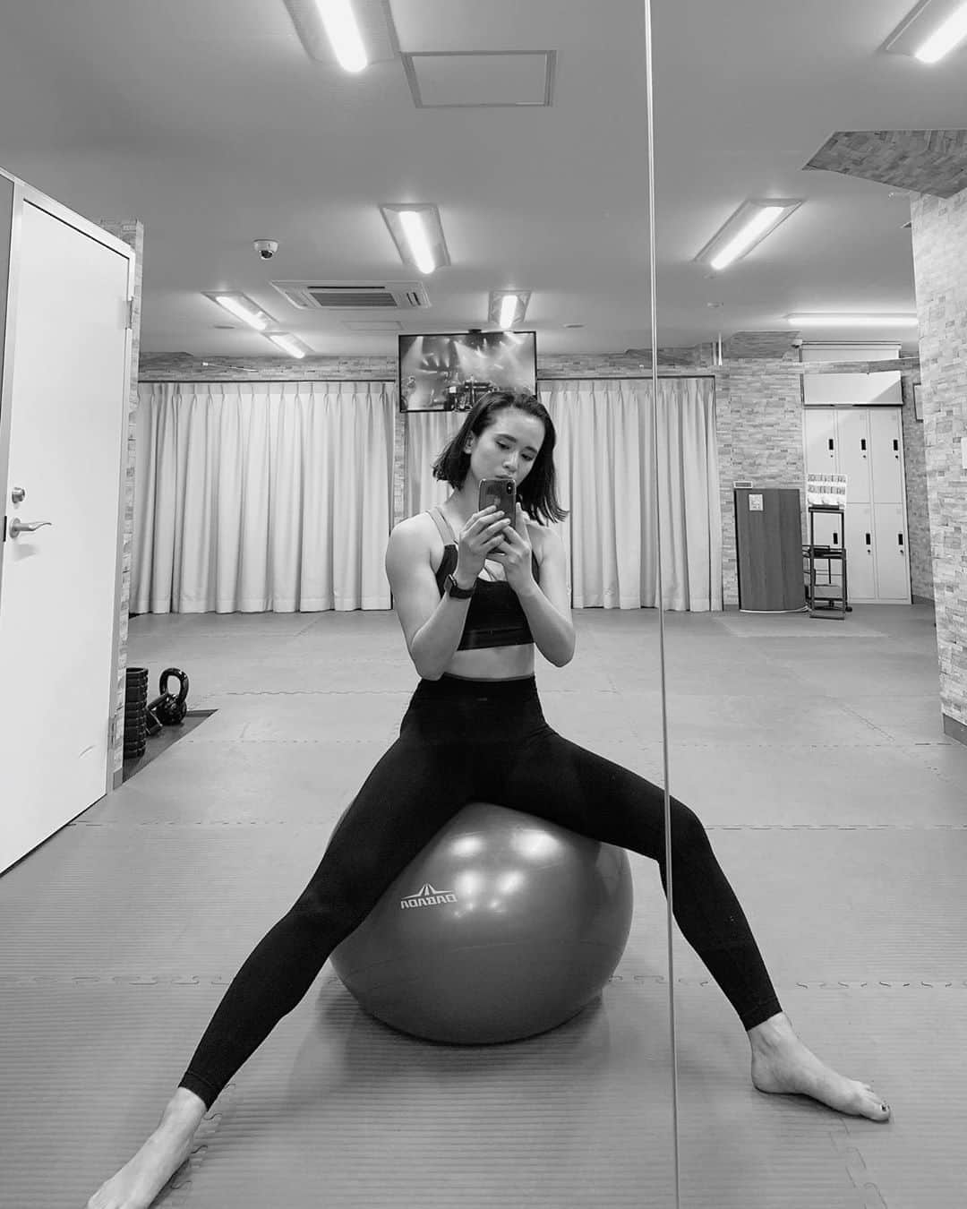 持永真実のインスタグラム：「筋トレＤＡＹ⭐️ 日々、鏡でボディチェックして現状に向き合ってココもう少しこうなりたい！こうだったらいいな！っていうのを考えてトレーニングのモチベーション高めてる😤🔥 誰かみたいになりたいじゃなくて、なりたい自分像に向かってがんばる！！！！！！☺️」