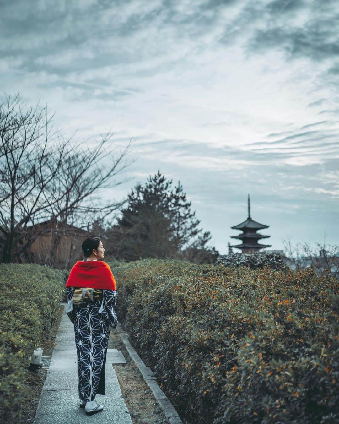 wacameraのインスタグラム：「Mood cloud #kyoto  小学生の頃、私の精神を持ったままで友達の中に入ったら彼女の気持ちがわかるのかなぁ、と思ったことがある。他人の考えや視点、喜びや悲しみを知りたいと思ったんだ。 大人になってもそれはまだ叶わないけど、推し量ることはできるようになった。だけど、自分の気持ちが安定していない時それはとても困難で、自分の感情の荒波にのまれ相手のことまで考えることができない。  どうしたら、仏のように安定して穏やかな気持ちを持てるようになるのか、きっとそれは生きている以上得ることのできない技なのかもしれない。」