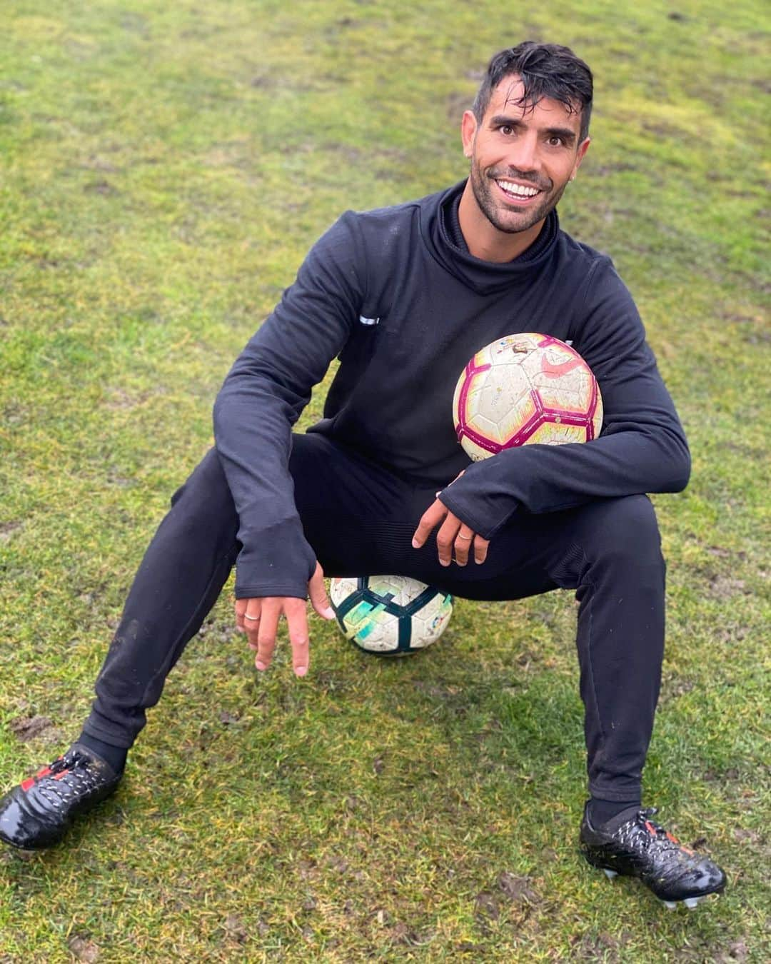 アウグスト・フェルナンデスさんのインスタグラム写真 - (アウグスト・フェルナンデスInstagram)「Al barro... ⚽️🏃🏾‍♂️😀」1月27日 20時43分 - augusto12fernandez