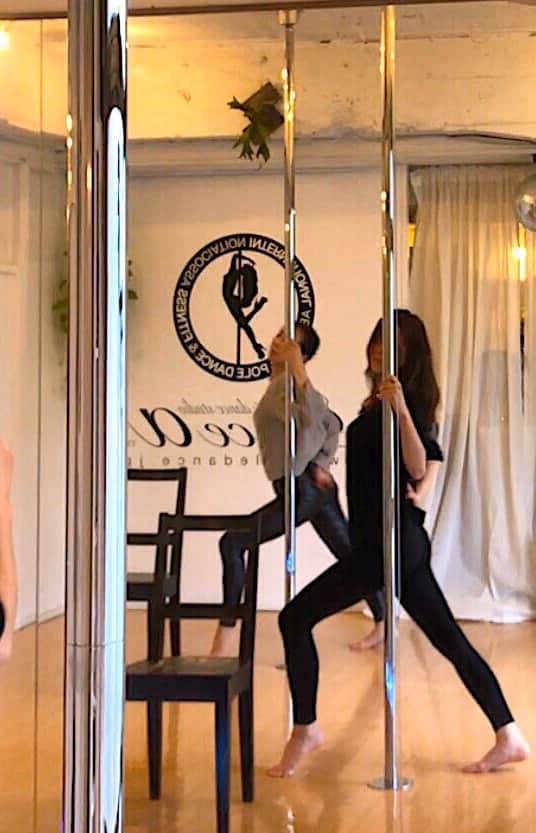 霧島れいかのインスタグラム：「⭐︎⭐︎⭐︎ フラッシュダンスに憧れる霧島です。 朝から久々のchair dance lessonへ✨ 振り付けを覚えるのに精一杯で あっという間に終了しましたが 汗もジンワリかいて 何より楽しすぎでした😊 運動して運を動かそう♪  Life doesn’t give you a second chance.  You gotta have fun！  @gracea_official  #poledance #chairdance  #lesson#yolo」
