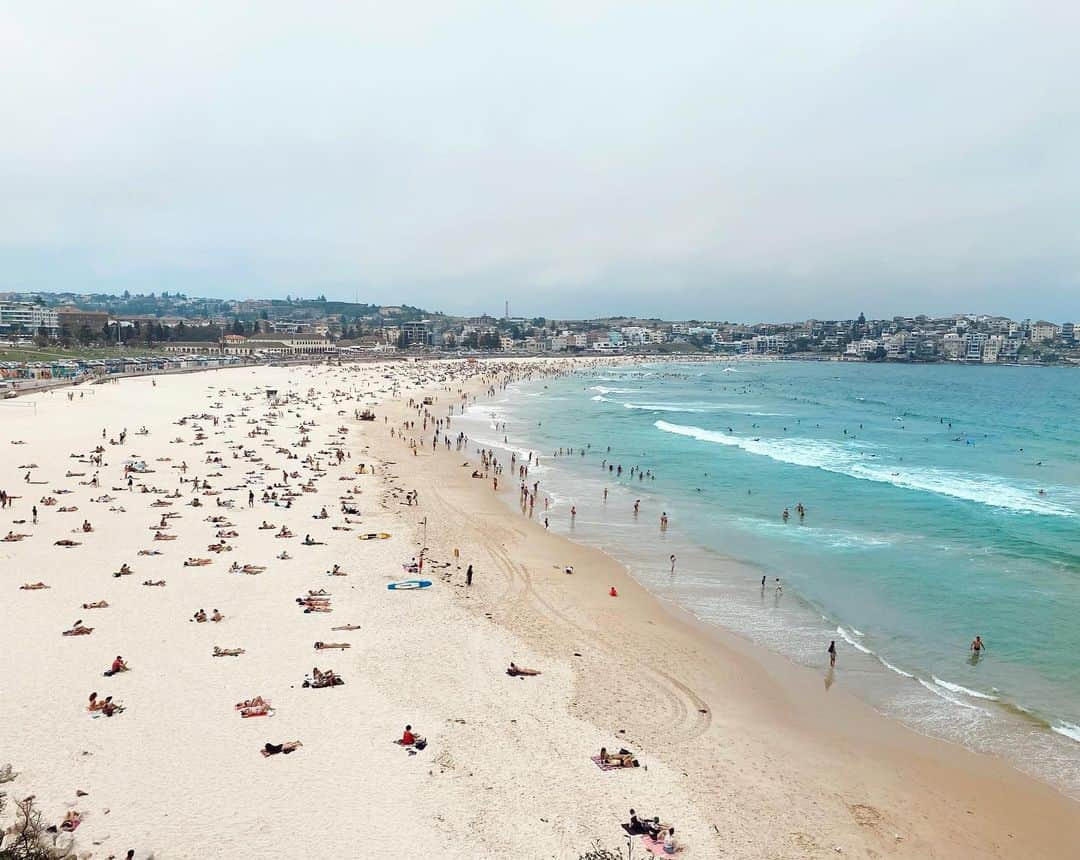 山中美智子さんのインスタグラム写真 - (山中美智子Instagram)「今日のBondi Beach 🌴 めちゃ人が多かったよ！ 昨日オーストラリアデイ🇦🇺で、祝日の振替休日みたいな感じ？  みんなのんびりしていました👌🏾」1月27日 20時43分 - alexiastam1988