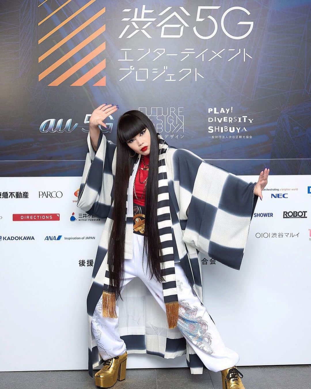 森山穂乃香のインスタグラム：「渋谷5Gエンターテイメントプロジェクト KICK OF PARTY🇯🇵📱📡📶🔥✨ @au_official @wwd_jp @wwd 🙏🏻✨ #渋谷5gエンターテイメントプロジェクト #au5G #HonokaMoriyama #Shibuya #Tokyo #wwdfashion」
