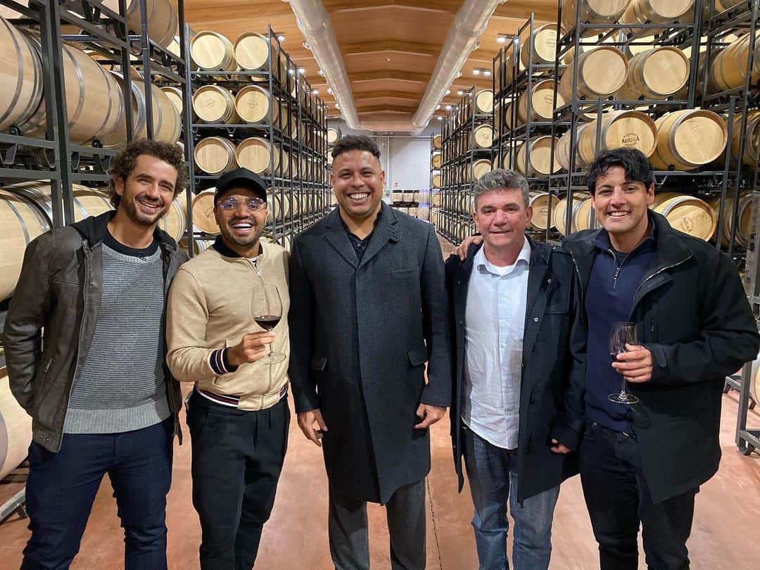 ロナウドのインスタグラム：「Sempre bom receber os amigos para um bom vinho e experiências incríveis aqui em #Valladolid! Obrigado pelo final de semana quase perfeito! 👊🏼」