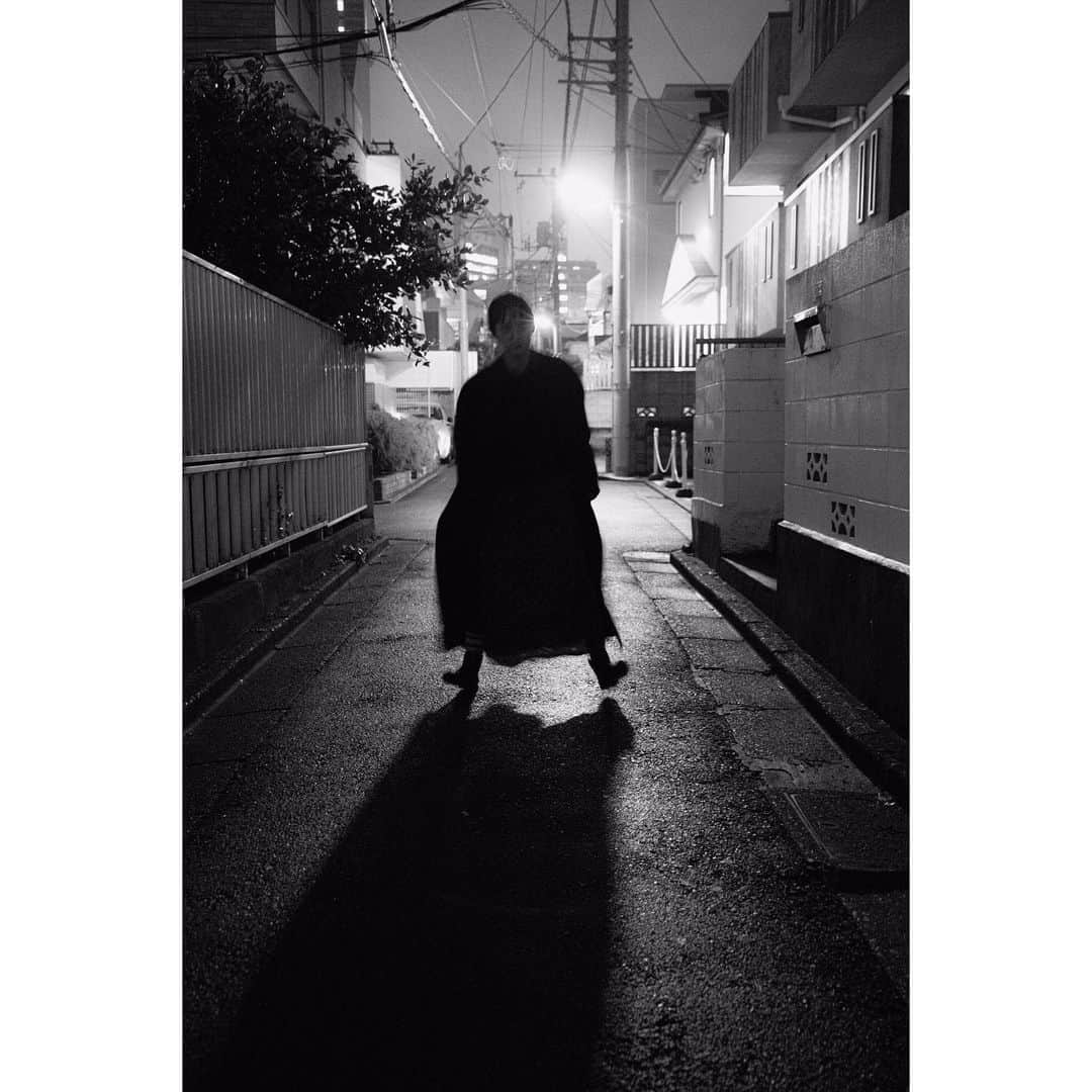 永池南津子さんのインスタグラム写真 - (永池南津子Instagram)「冷えてますね。 明日は大雪予報。 呉々も気をつけてお出かけ下さい。 #夜行 #散歩 #冬 #nighttime #winter #takeawalk #photography #portrait #shadow #永池南津子」1月27日 20時49分 - natsuko_nagaike