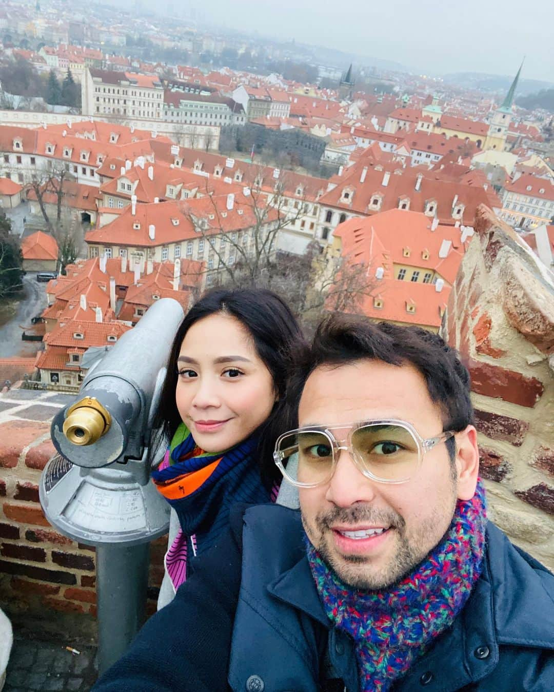 Raffi Ahmadさんのインスタグラム写真 - (Raffi AhmadInstagram)「Mau teropong rumah andara dari sini keliatan ga ya ????? ❤️ Prague ❤️」1月27日 20時50分 - raffinagita1717