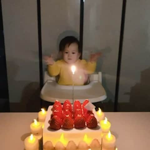 ホン・ジョンホのインスタグラム：「쪼꼬미다연 생일축하해👶🏻😍😍 일년동안 잘 키워준 여보한테도 너무 고맙고 사랑해 우리가족 행복하쟈👨‍👩‍👧❤️」