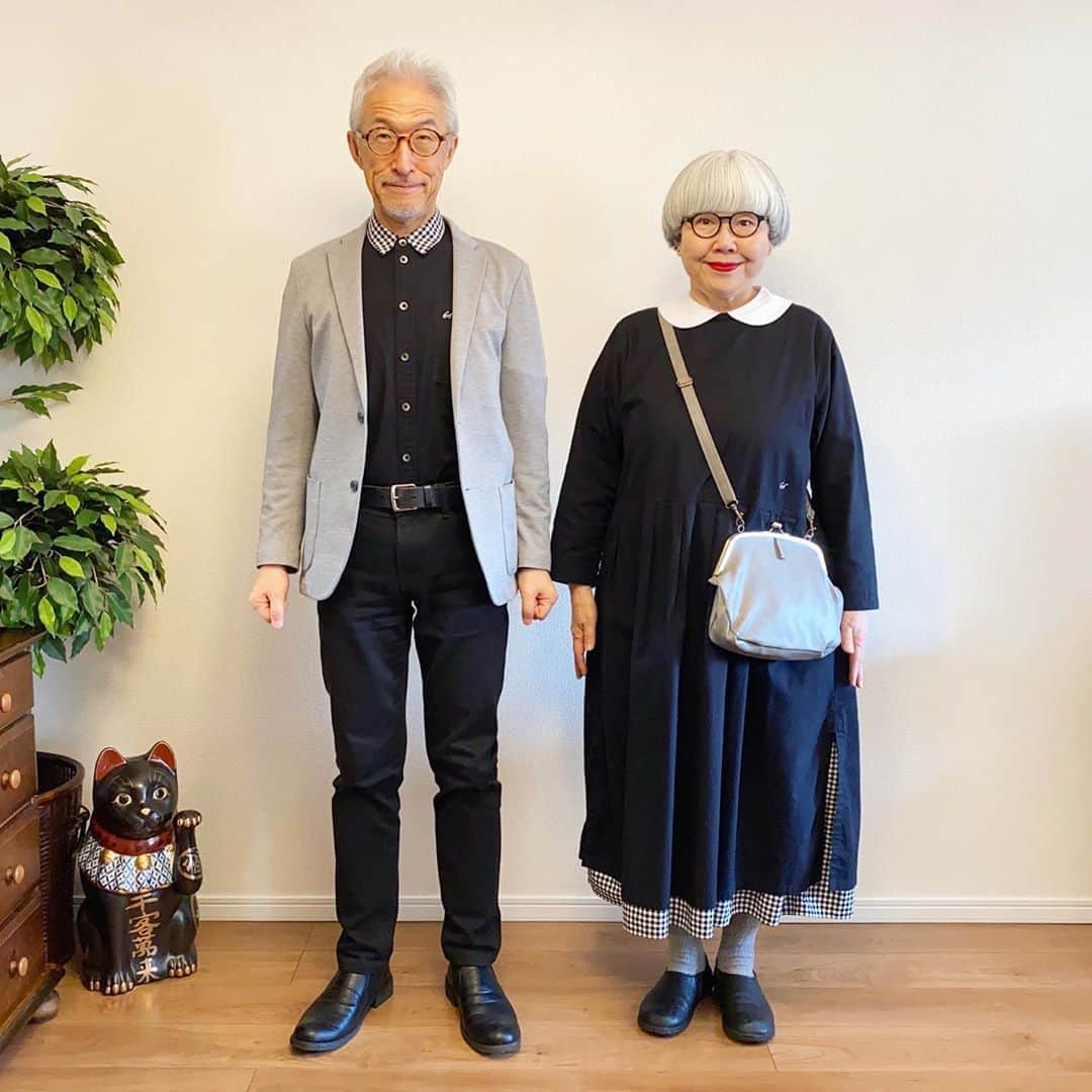 のインスタグラム：「日曜日コーデ⛪️ 教会から帰って、コートを脱いで撮影しました😊😊 ＊ 黒&グレーで合わせました。 bon ・ジャケット(UNIQLO) ・シャツ(Sunny Clouds × bonpon) ・パンツ(UNIQLO) pon ・ワンピース(Sunny Clouds × bonpon) ・ブラウス(楽天) ・タイツ(UNIQLO) ・バッグ(楽天) ponのブラウス、バッグ、靴は楽天ROOMに載せています(プロフィール欄のURL) ＊ ＊ #日曜日コーデ #夫婦 #60代 #ファッション #コーディネート #リンクコーデ #夫婦コーデ #グレイヘア #白髪 #共白髪 #couple #over60 #fashion #coordinate #instafashion #instagramjapan #greyhair #bonpon511」