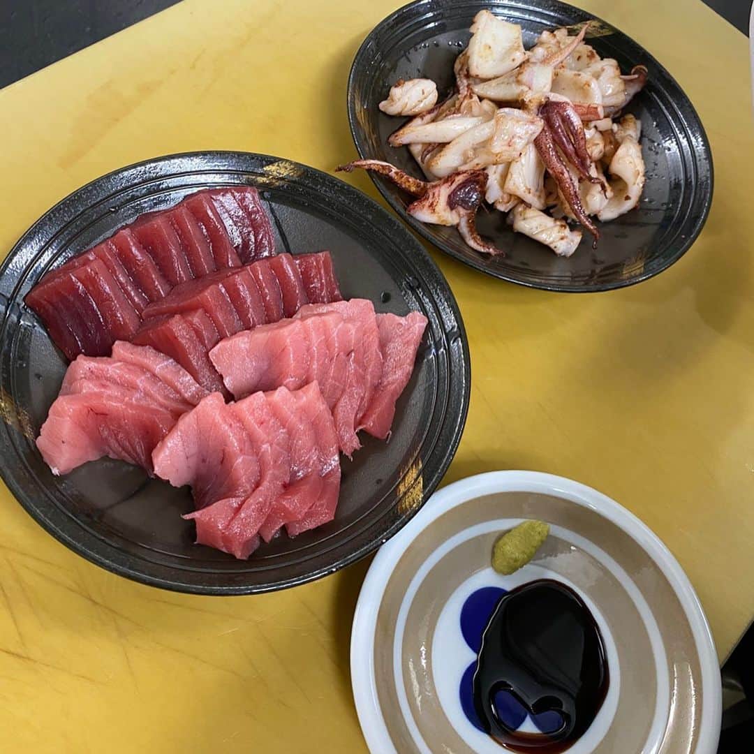 富田真紀子さんのインスタグラム写真 - (富田真紀子Instagram)「長門に住み始めて食事のことをより一層気にするようになり、 自分の目で魚を選んで、 自分の手で魚を捌いて、 命をいただいています。 朝競りにお邪魔してる#魚食系女子 🐟🐟🐟 私の1日は朝5時半の2番競りから始まります。長門の魚は本当に美味しいです💗 #せりのとみちゃん #ながといいところ」1月27日 20時56分 - makikotommy