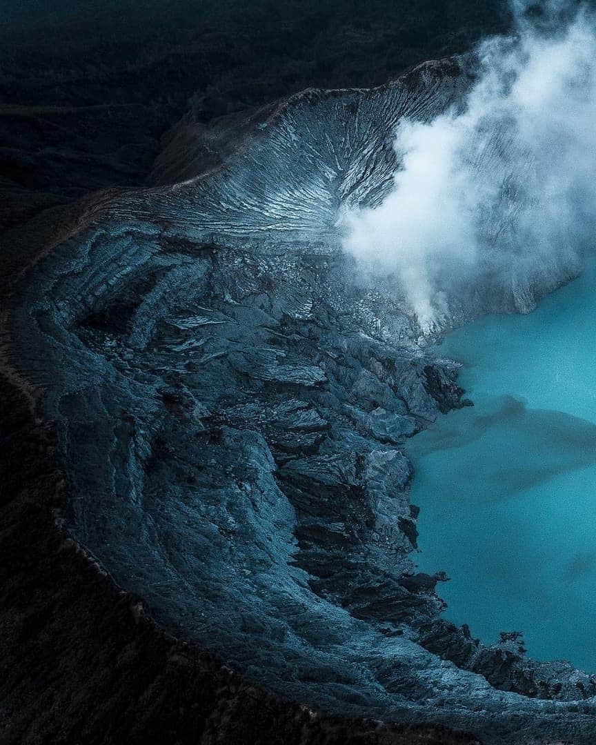 Discover Earthさんのインスタグラム写真 - (Discover EarthInstagram)「Kawah Ijen Volcano, on the island of Java, Indonesia 🇮🇩 has two of the most unusual occurrences on Earth. The first is an active solfatara that emits hot, flammable sulfurous gases.  These ignite as they enter Earth's oxygen-rich atmosphere and burn with an electric blue flame. Some of the gas condenses in the atmosphere to produce flows of molten sulfur that also burn with an electric blue flame. The flames are difficult to see during the day but illuminate the landscape at night. The second occurrence is a one-kilometer-wide caldera lake filled with turquoise-blue water. The color of the water is a result of its extreme acidity and a high concentration of dissolved metals. It is the world's largest highly acidic lake — 📍 #DiscoverIndonesia — 📸 Photos taken by @furstset」1月27日 21時06分 - discoverearth