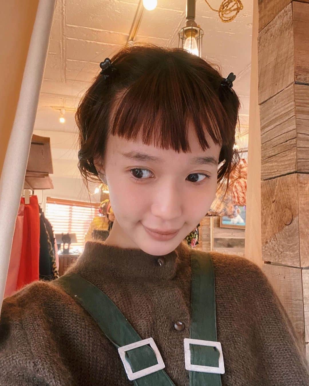 のインスタグラム：「ピンをちょこんと。 @april_vintageclothing  のレジで見つけてつい付けちゃう かわいいでわないか♡」