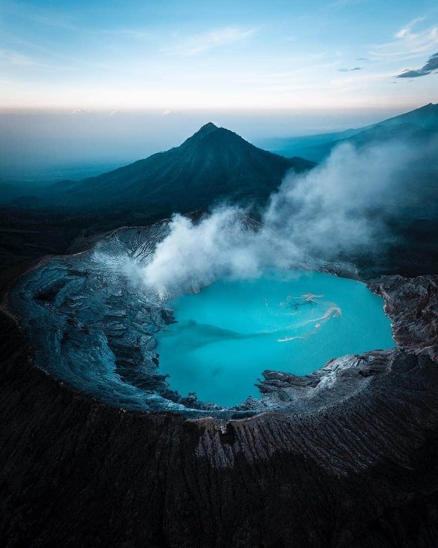 Discover Earthさんのインスタグラム写真 - (Discover EarthInstagram)「Kawah Ijen Volcano, on the island of Java, Indonesia 🇮🇩 has two of the most unusual occurrences on Earth. The first is an active solfatara that emits hot, flammable sulfurous gases.  These ignite as they enter Earth's oxygen-rich atmosphere and burn with an electric blue flame. Some of the gas condenses in the atmosphere to produce flows of molten sulfur that also burn with an electric blue flame. The flames are difficult to see during the day but illuminate the landscape at night. The second occurrence is a one-kilometer-wide caldera lake filled with turquoise-blue water. The color of the water is a result of its extreme acidity and a high concentration of dissolved metals. It is the world's largest highly acidic lake — 📍 #DiscoverIndonesia — 📸 Photos taken by @furstset」1月27日 21時06分 - discoverearth