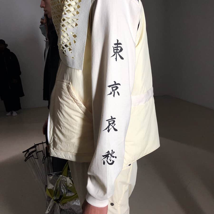 WWDジャパンさんのインスタグラム写真 - (WWDジャパンInstagram)「ニュース：都知事賞受賞の「ポートヴェル」が改名してパリでコレクション発表　「アシックス」コラボも披露﻿ ﻿ 濱田博昭デザイナーが2015年春夏シーズンに立ち上げたメンズブランド「ポートヴェル（PORTVEL）」は、20-21年秋冬シーズンからブランド名を「ニューレーベル（NULABEL）」に改め、本格的な海外進出を目指す。改名後初となるコレクションは、パリ・メンズ・ファッションウイーク期間中の1月17日にパリ3区のショールームにてプレゼンテーション形式で発表した。﻿ ﻿ ニュースの続きは @wwd_jp のストーリーまたはプロフィールのリンクから﻿ ﻿ #ポートヴェル #PORTVEL #ニューレーベル #NULABEL #アシックス #ASICS #濱田博昭 #東京哀愁 #2020aw #20aw #aw2020 #aw20 #2020fw #20fw #fw2020 #fw20#PFW #PFWM #PFW2020 #PFWM2020 #parisfashionweek #parisfashionweekmens #fashionweek #fashionmonth ﻿」1月27日 21時06分 - wwd_jp