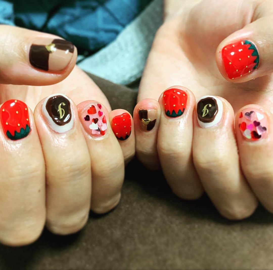 浜口順子さんのインスタグラム写真 - (浜口順子Instagram)「ネイルチェーンジ💅 見てください😍 美味しそうandめっちゃ可愛いでしょ💕 #バレンタインネイル にしていただきましたよ〜❣️ 毎年毎年　#チョコネイル　 可愛く作って下さいます。 過去の作品は #はまじゅん御ネイル 見てね。  今年は苺🍓とチョコレートだよ🍫 ハートの💕ホログラムもキラキラで 乙女ちっくネイル。 キャラに似合わず、こういう可愛いの大好きなんです😘 あぁ可愛すぎます💓 何回もうっとり見ちゃう。 #クラスタイル #clastyle  のみずほさん、 いつも可愛いネイルありがとうございまーす😊  #ネイル #nail #nailart #ジェルネイル #ネイルアート #nails #naildesign #美甲 #ネイルデザイン #gelnail #ネイルサロン #ジェル #art #gelnails #gel #アート #ショートネイル #gelart #指甲 #fashion #beauty #love #japanesenailart #nailsalon #ジェルアート」1月27日 21時06分 - hamaguchijunko