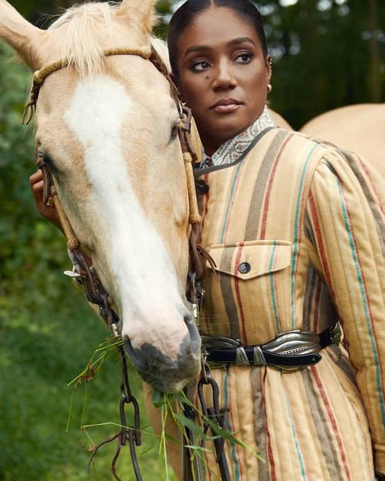 エトロさんのインスタグラム写真 - (エトロInstagram)「Actress @tiffanyhaddish in an Etro jacket and shirt from the SS20 featured in @instylemagazine.  Photography @robbiefimmano Styling by @juliavonboehm  #Etro #EtroEditorials」1月27日 20時59分 - etro