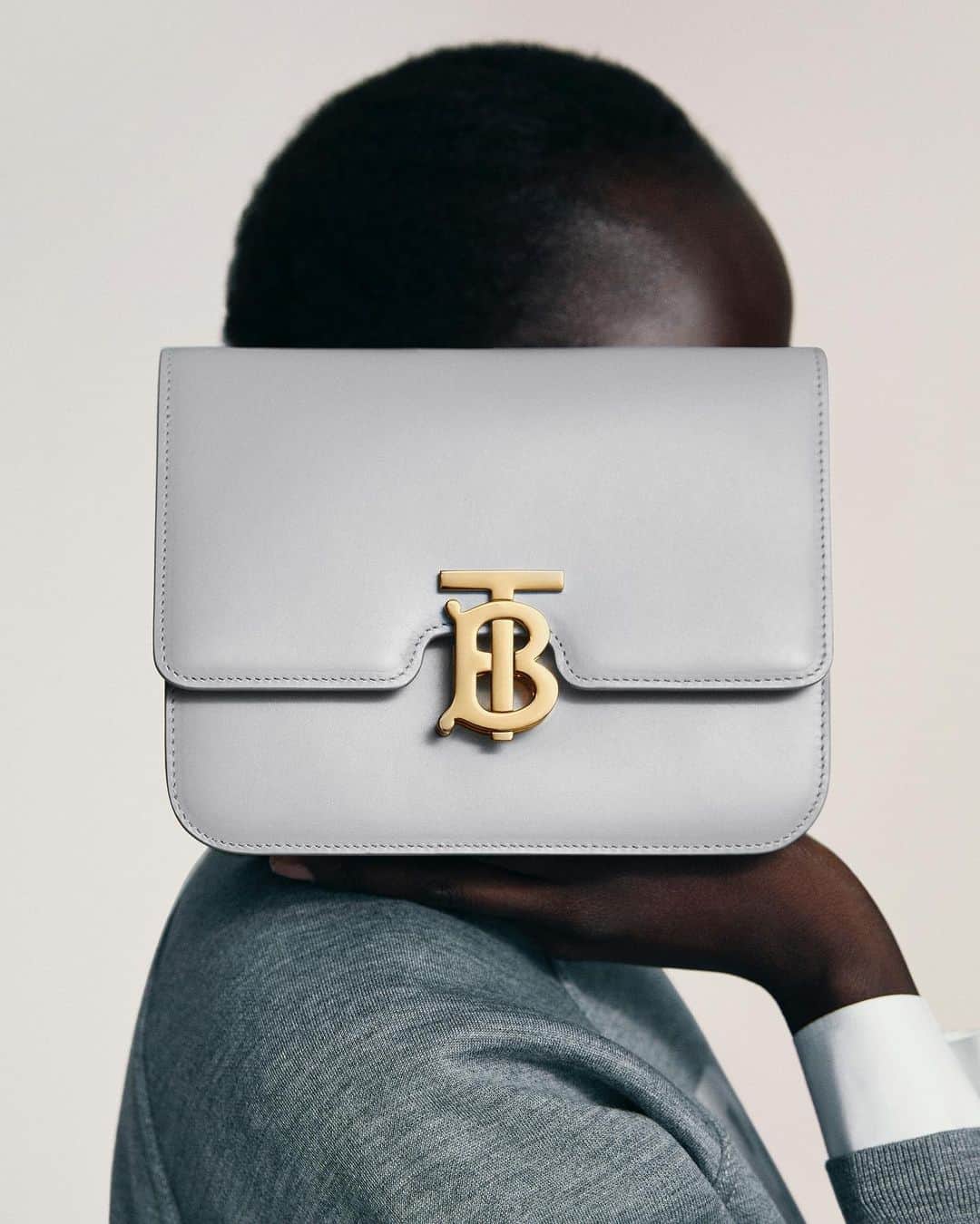 Burberryさんのインスタグラム写真 - (BurberryInstagram)「Our structured TB bag in smooth leather, elegantly accented by the #ThomasBurberryMonogram clasp – an ode to the initials of our founder, Thomas Burberry . #TheTBbag #TBRT #BurberryGeneration」1月27日 21時00分 - burberry