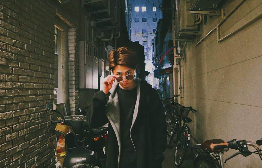 品川翔のインスタグラム：「• • • • レイシーと夜散歩した時の☺️ • • • • 写真撮るのも撮られるのも楽しいね！！ • • • • • • • • • • もっと公演では違う自分を 見せれるようにたくさん撮ります笑 • • • • • • • • • • • • • •  #instagood #actor#俳優 #hair#style#l4l #followme #fashion #KYOTOSAMURAIBOYS #KSB#model  #ootd #instafashion」