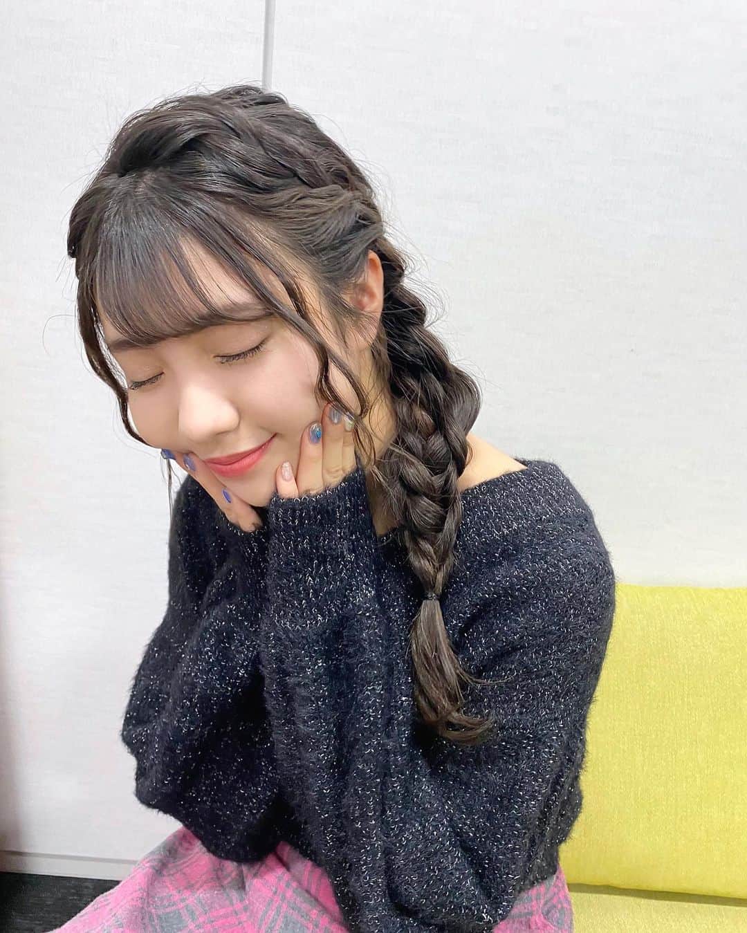 小玉梨々華のインスタグラム：「今日は撮影でした！  一カ月後ぐらいには みんなにお知らせできる気がする お楽しみに〜  そして今日は髪型を 可愛くしてもらって １日中るんるんでした」