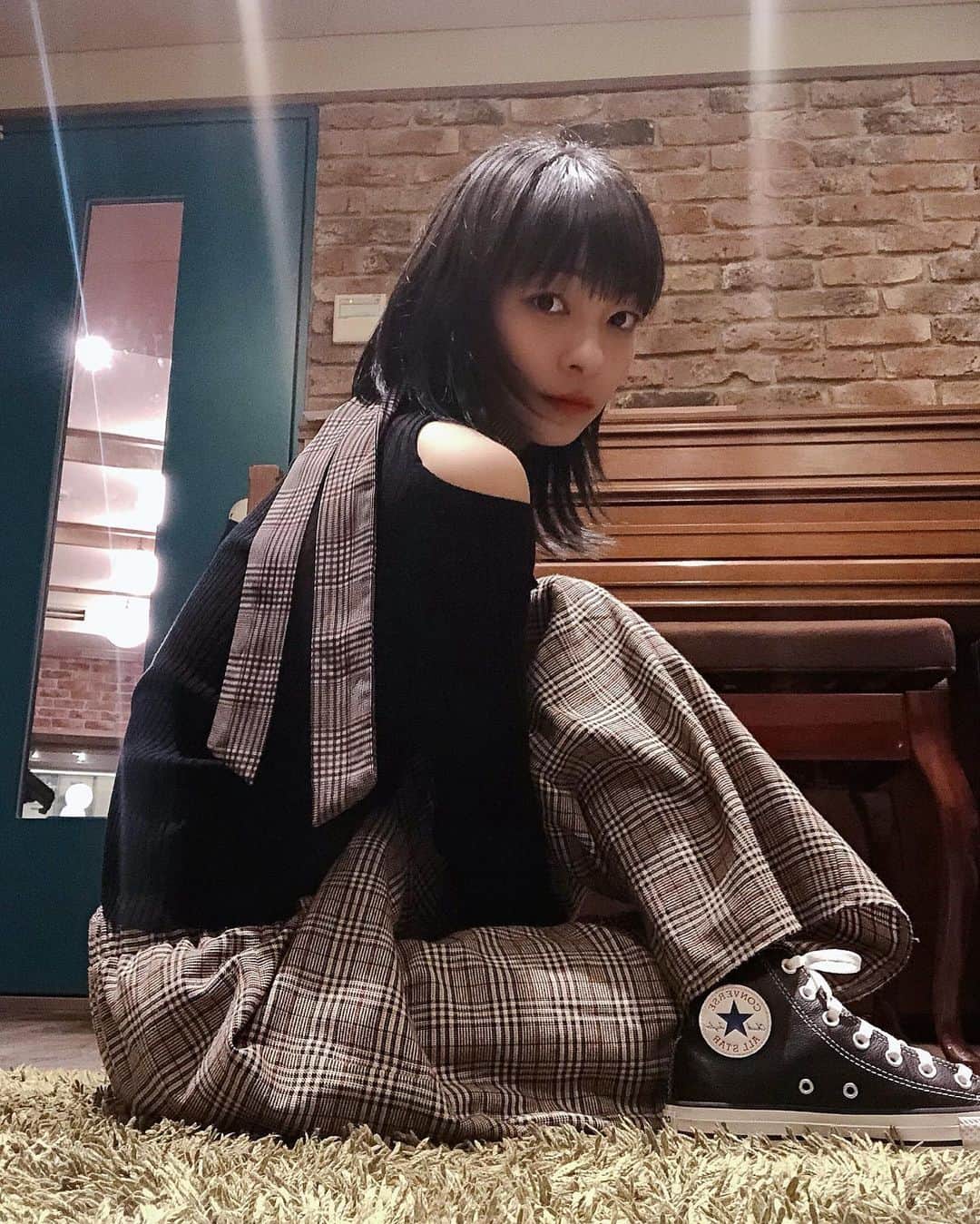 ジェニーのインスタグラム：「ずっとストーリーばっか投稿して、写真を投稿していなかったことにいま気づいたジェニーです。  ちょっとヤバくない？ 約1ヶ月投稿してないんだよ？えぐっ。  ということで今日は奇跡のマッチがあったので投稿しようと思いました。まずこのパンツ。約3年前に @punyus で買ったチェックパンツ✨ブラウンとチェックがいい感じに大人っぽくしてくれるのよ。  そして今日の目玉。 私がつけてる @hare_official のストール！チョーカーストールって言うんかな？折り畳まないでそのままサラッとつけられるタイプで便利で可愛いと思って買ったら  まさかの柄がマッチングしました  神。天才。 この出会いに乾杯。 ということなのです。  #ootd #fashion #大人カジュアル #大人コーデ #チェック #久しぶり #ただいま #ストーリーだけを投稿し過ぎないように気をつけます」