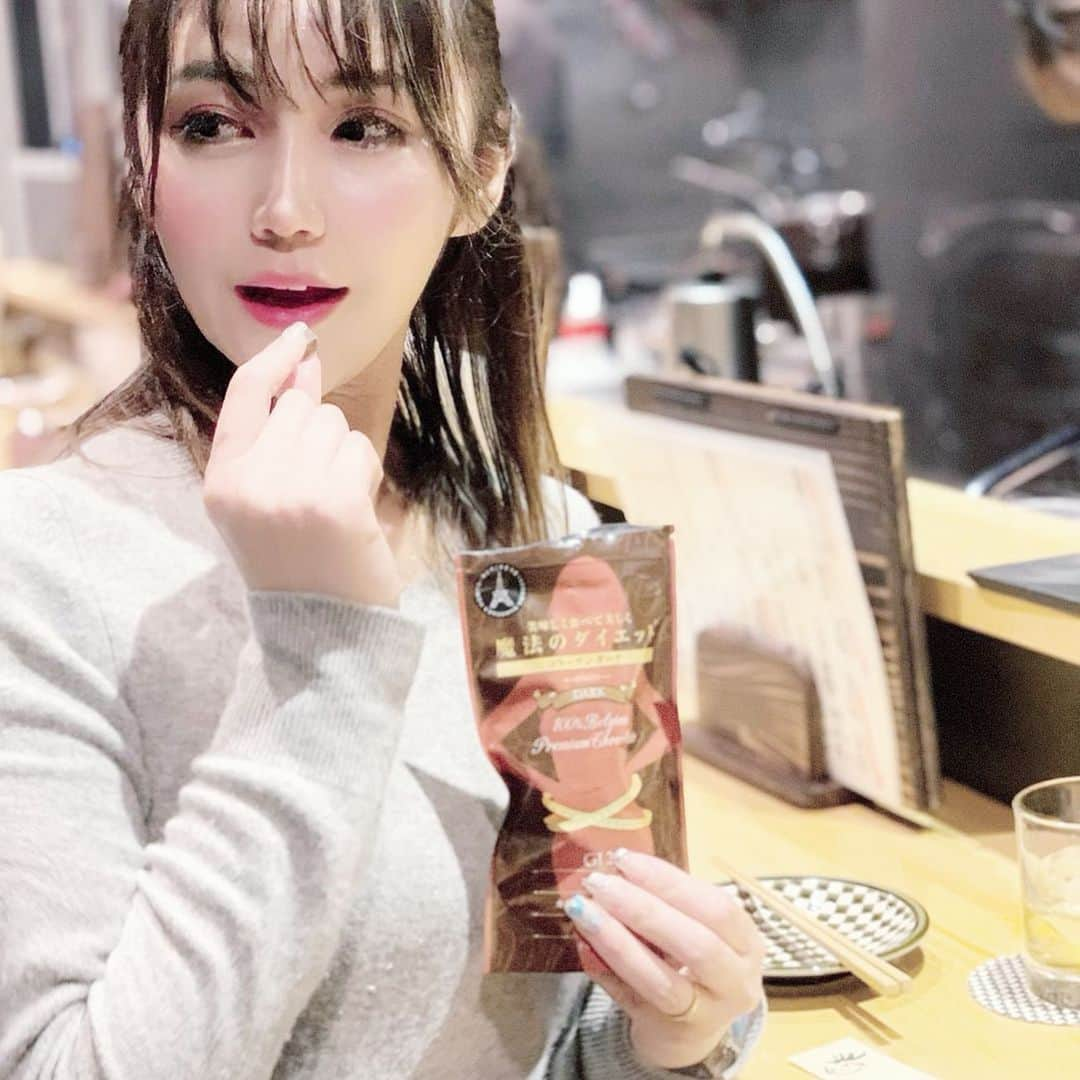 星読みプリンセス・エリ様さんのインスタグラム写真 - (星読みプリンセス・エリ様Instagram)「美味しいチョコレートを食べるだけで血糖値の上昇を防ぐ事が出来る、﻿ そんな素晴らしいサプリを見つけたよ😍🍫﻿ ﻿ それがこの、青山すこやか本舗　　@sukoyaka.health_beauty  の《低GIチョコレートサプリメント》🍫✨ ﻿ ﻿ ﻿ GODIVAやピエールマルコリーニと同じバリーカレボー社のベルギー産プレミアムショコラを贅沢に使用し、抗肥満作用のあるビフィズス菌B-3EXを配合した低GI高機能チョコレートサプリメント！﻿ ﻿ 砂糖不使用・低GI、さらに美容成分も配合されており、腸内環境を整えて太りにくい体質と美肌づくりをサポートしてくれるの🥰💕💕﻿ ﻿ ﻿ 食前に2〜3粒食べることで、血糖値の上昇を防ぐことができるんだよ✨﻿ ﻿ 外食の時も持ち歩いて食べてるよ🍫💋﻿ 甘いものを食べながら痩せたいわたしにピッタリ♡﻿ ﻿ ﻿ ﻿ #魔法のダイエット#ダイエットチョコ﻿ #砂糖不使用#ダイエット#PR﻿ #ダイエット#低GI#抗肥満作用﻿ #アラサー美容#コラーゲンダーク﻿ #美容#ボディメイク#ビフィズス菌  #菌活#甘い物好き #チョコレートサプリ」1月27日 21時07分 - eri.princessmind