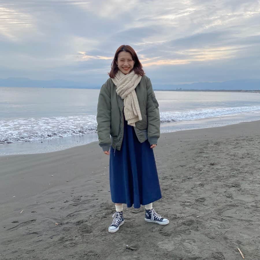 宮崎葉さんのインスタグラム写真 - (宮崎葉Instagram)「江ノ島の旅旅旅🐬の、時の #葉服　です~  MA-1はおかあさんが20代の時のものを譲り受けたです　@alpha_industries_japan の物🥱 @sm2rhythm のワンピースは襟のタック感がかわいい☺️ #新江ノ島水族館 #江ノ島」1月27日 21時15分 - you_miyazaki
