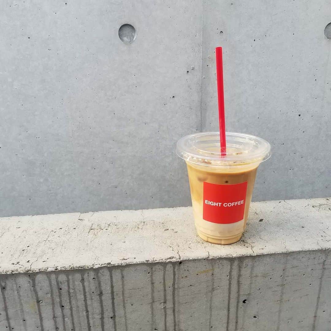 miii.iiiieさんのインスタグラム写真 - (miii.iiiieInstagram)「*** 寒いけどアイスを飲みたくなる日もある というか職場が暑すぎていっつものぼせそうになります、、♨️ #eightcoffee##tokyocafe#aoyamacafe#coffeestand#cafelatte#コーヒータイム#アイスラテ#エイトコーヒー#コーヒースタンド」1月27日 21時11分 - miii.iiiie